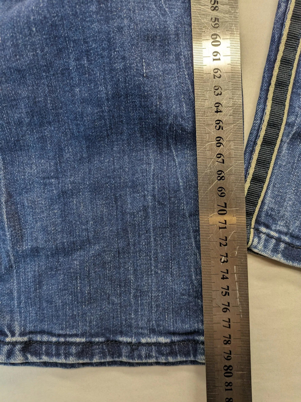 Cecil blue straight jeans with grey side stripe, five-pocket style, stretch denim.