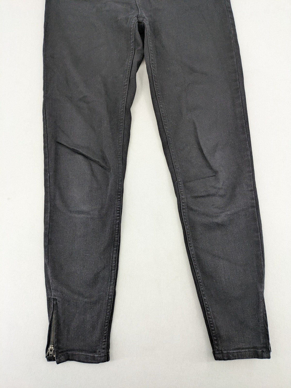ONLY black skinny ankle jeans with zipper details and classic 5-pocket design.