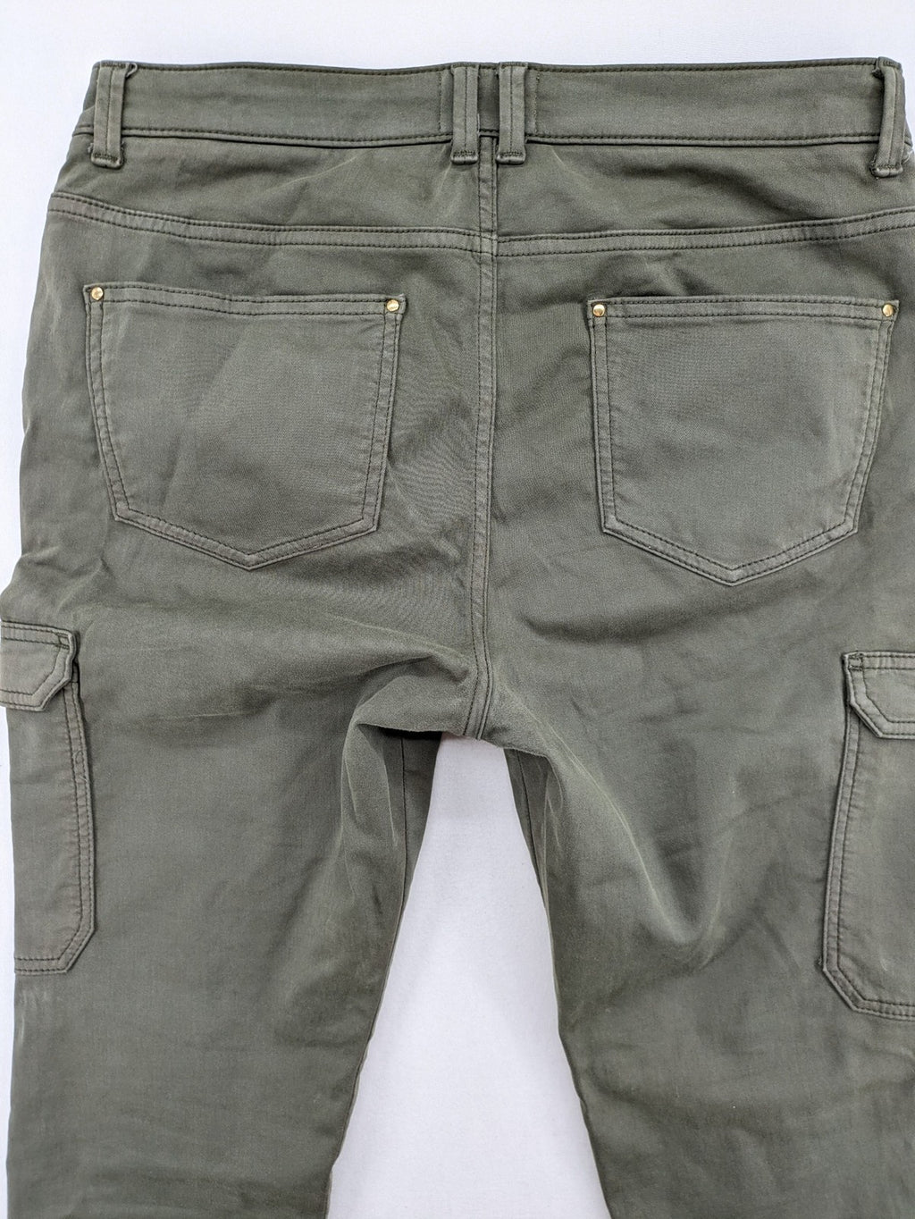 Maison 123 green cargo pants with ankle zippers and gold metal details.