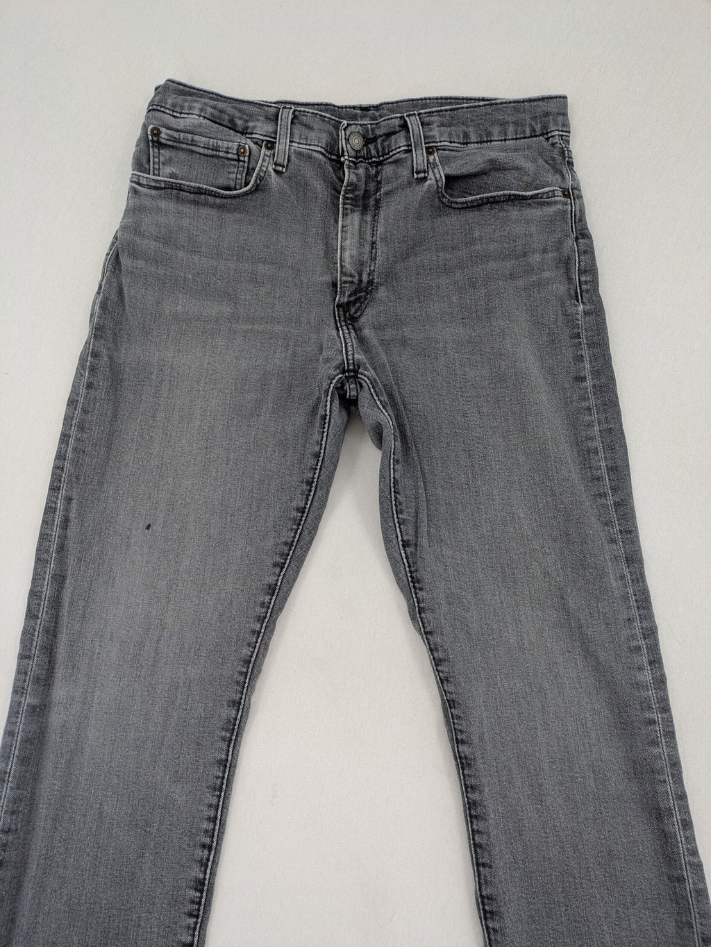 Levi's red straight jeans with classic 5-pocket design and slim taper fit.