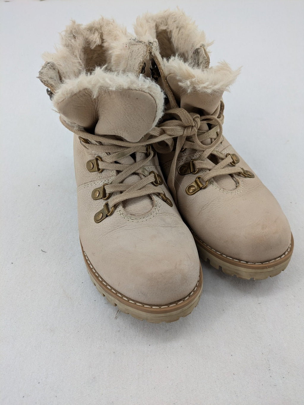 Lasocki beige winter boots size 36, warm faux fur lining, sturdy lace-up design.