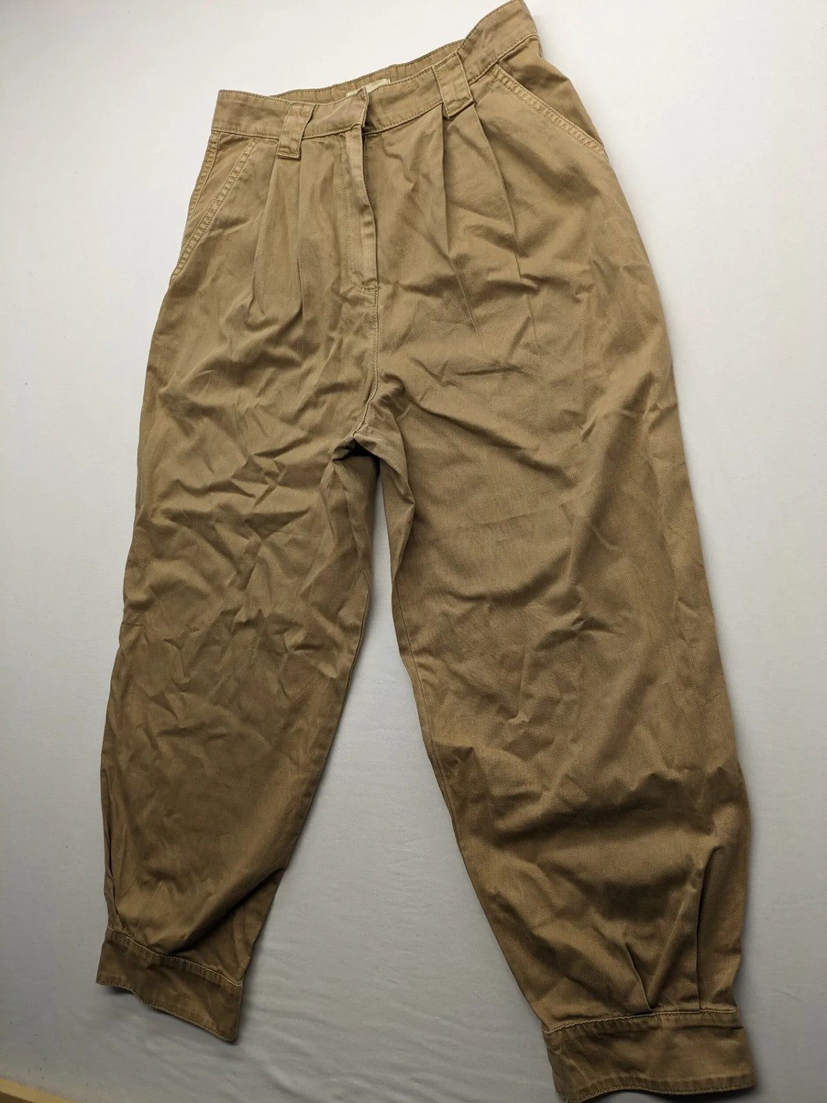 H&M beige tapered leg pants with pleats, high waist, 100% cotton, side pockets.