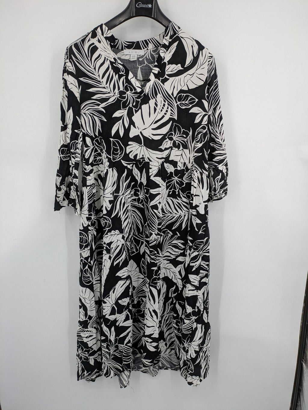Amisu black and white floral midi dress, lightweight viscose, V-neck, 3/4 sleeves.