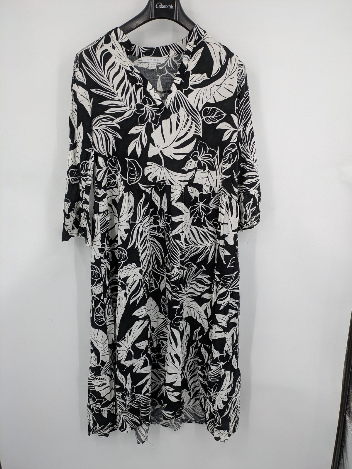 Amisu black and white floral midi dress, lightweight viscose, V-neck, 3/4 sleeves.