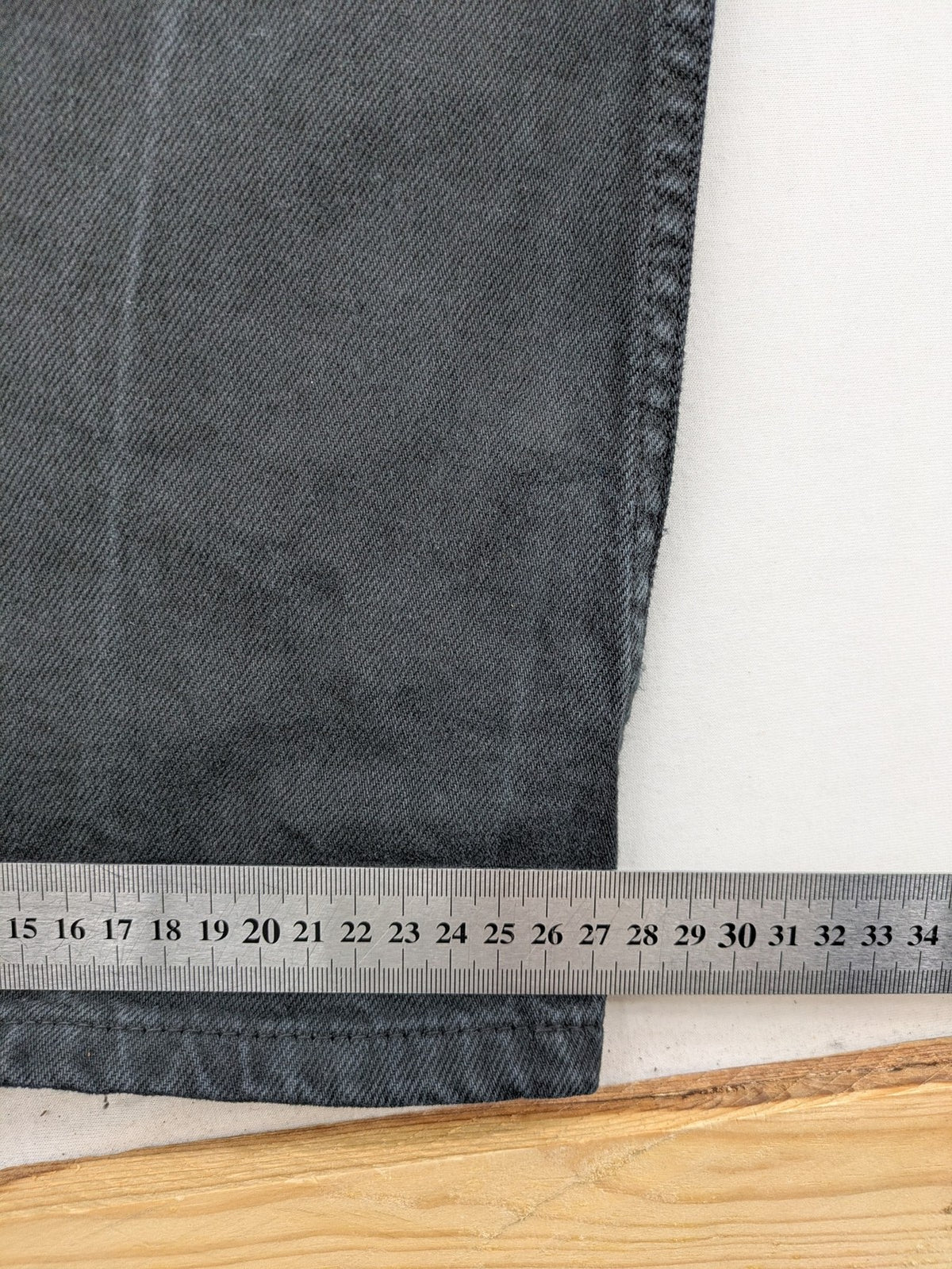 Colors grey straight jeans with washed look and classic 5-pocket design.