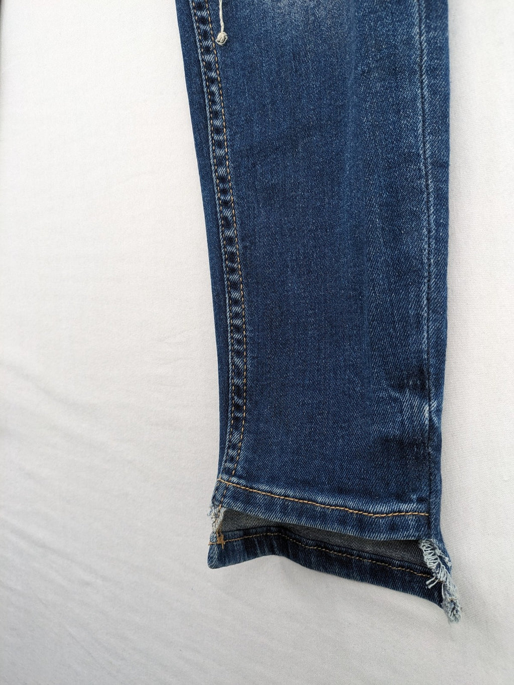 Zara Basic blue skinny jeans with destroyed knee details and frayed hem.
