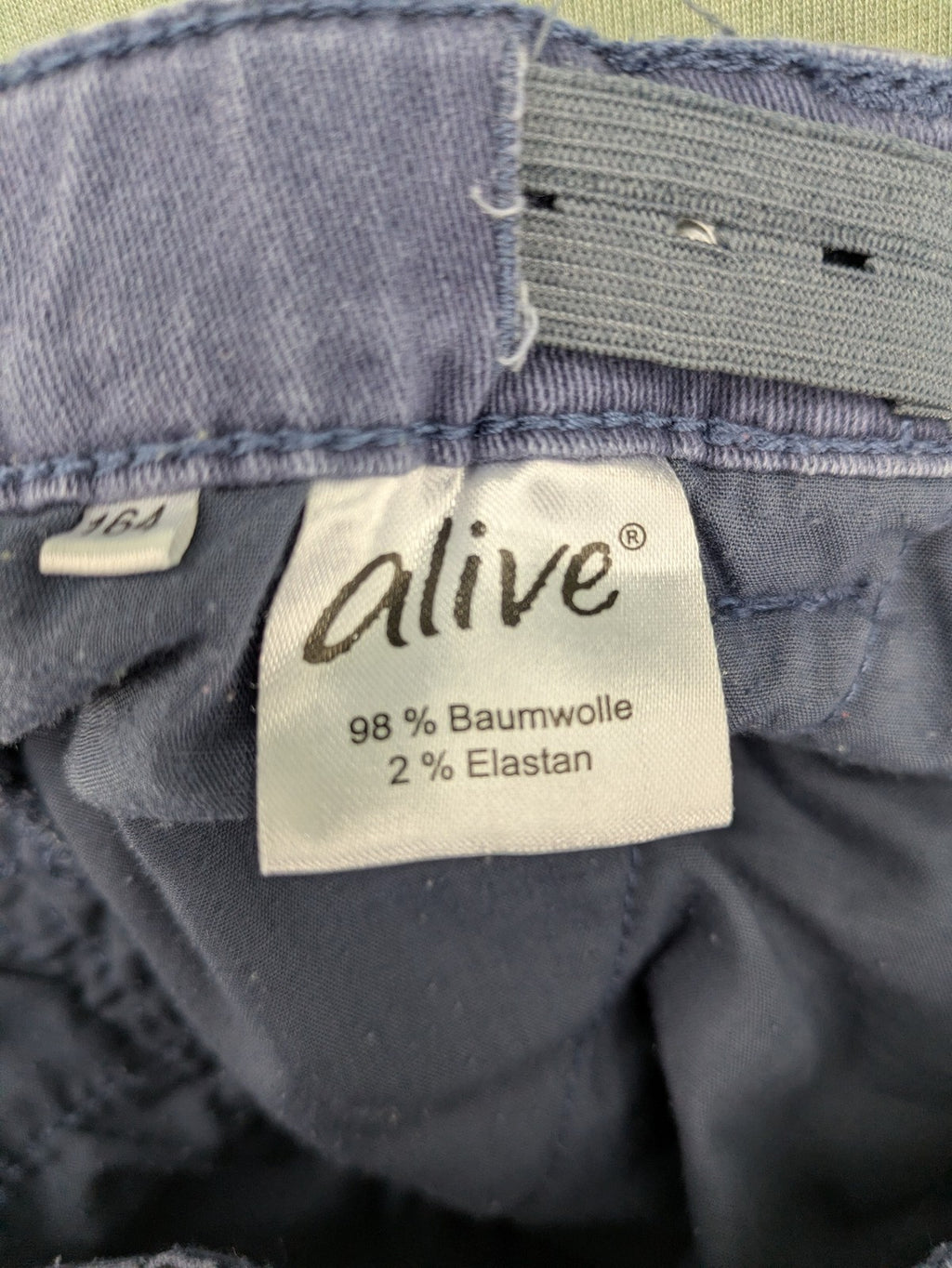 Baumwolle blue pants with adjustable waistband, classic zip fly, and front pockets.
