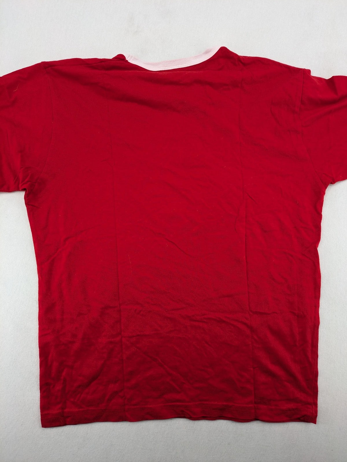 ck red t-shirt with white collar, "Aufregend.gut" print, classic ring style, cotton.