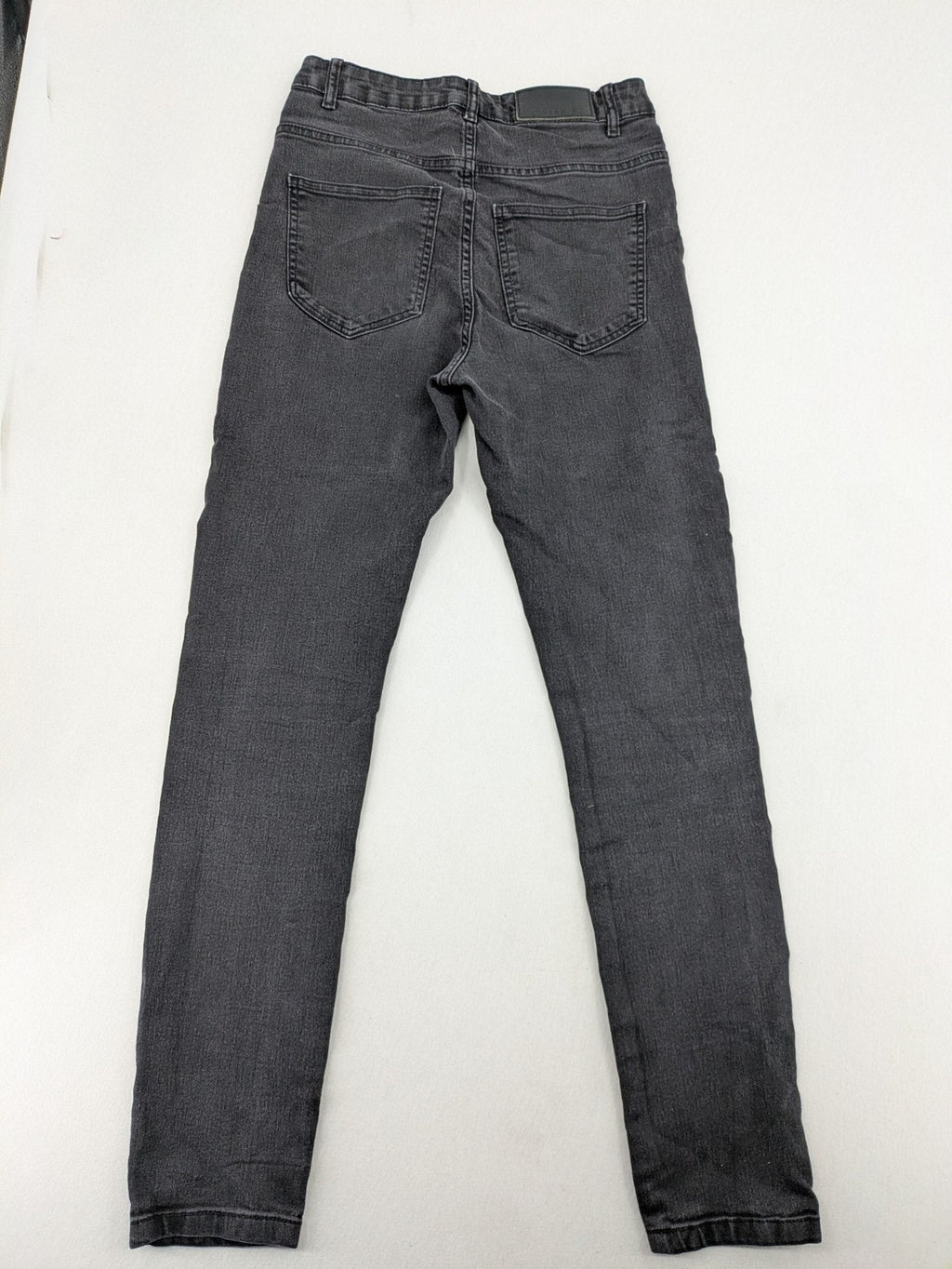 Noisy May grey skinny jeans with classic 5-pocket design and button closure.