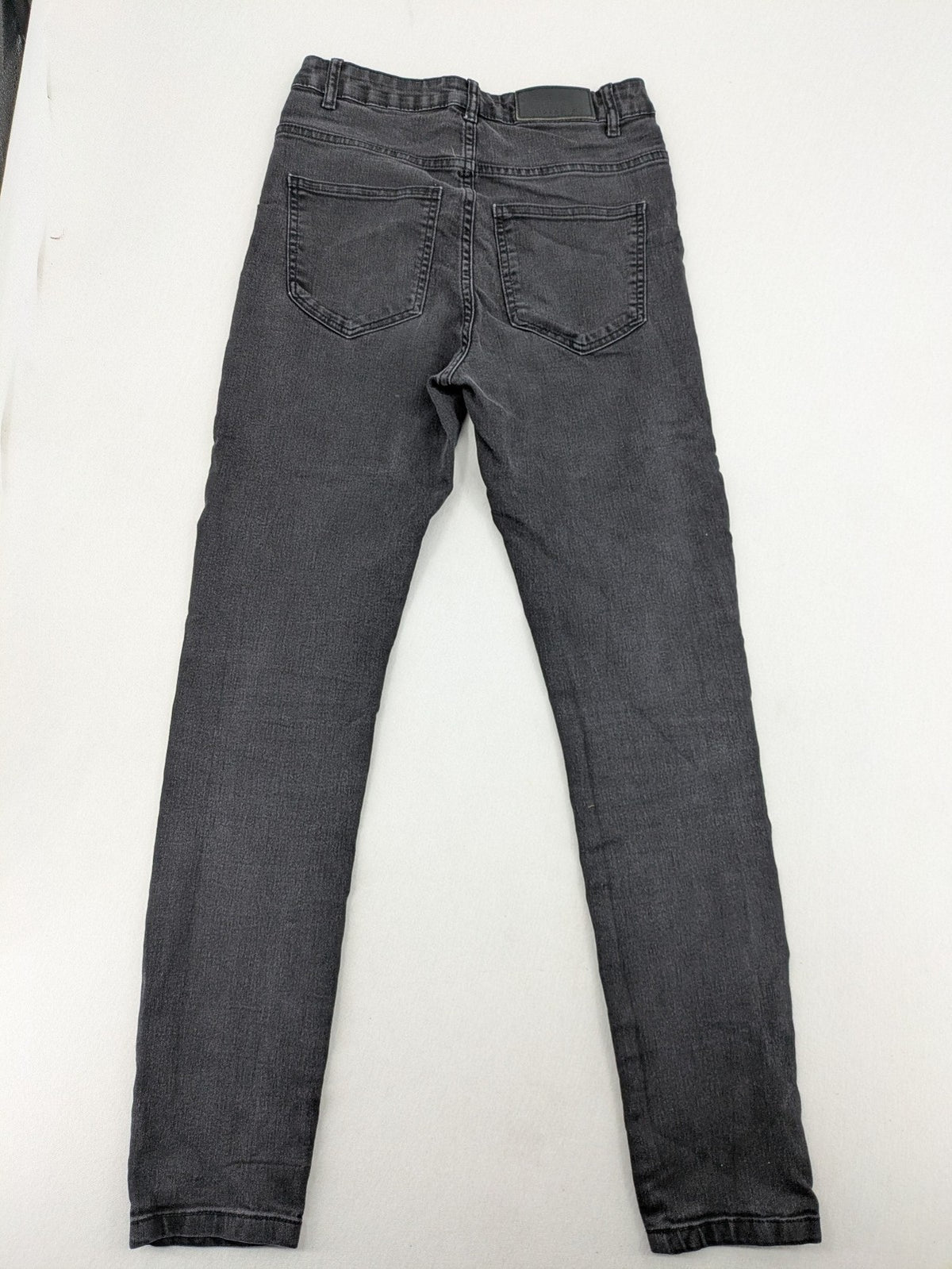 Noisy May grey skinny jeans with classic 5-pocket design and button closure.