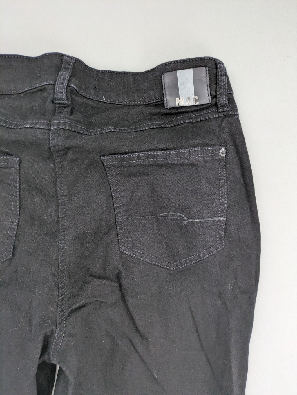 MAC straight leg jeans grey five-pocket design with classic cut and zipper fly.