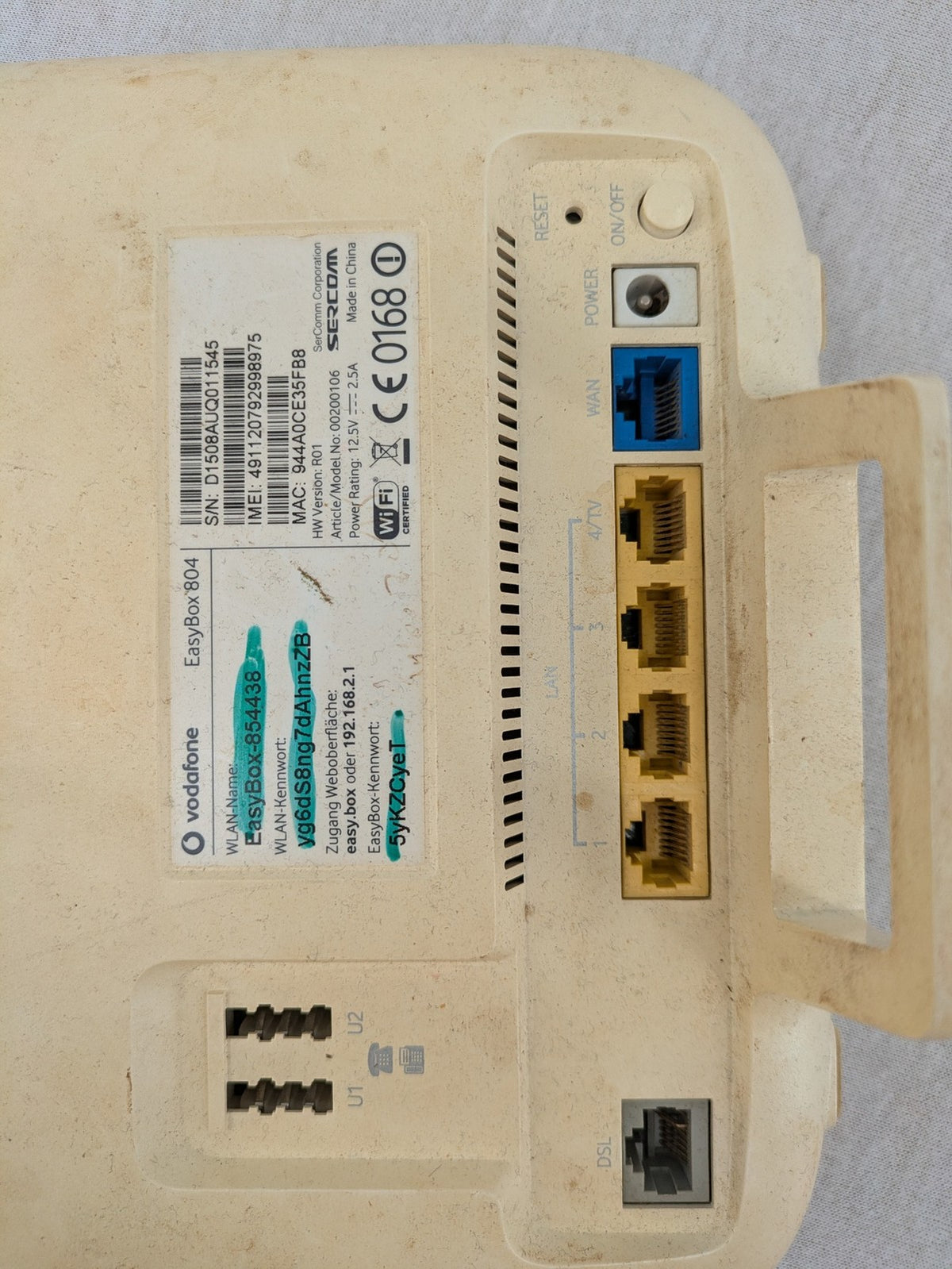 Vodafone beige wireless router EasyBox 804 with multiple LAN ports and DSL connection.