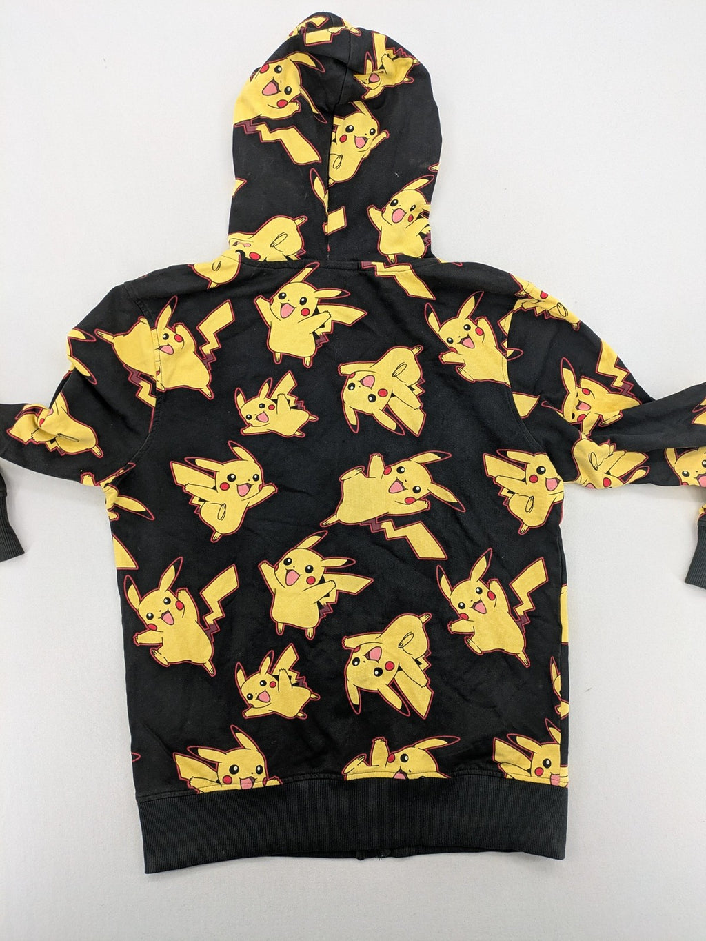 Herren black zip-through hoodie with vibrant Pikachu allover print and yellow lining.
