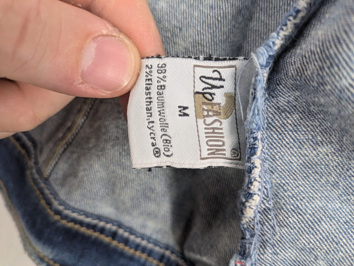 Baumwolle blue denim trucker jacket acid wash with button closure and chest pockets.