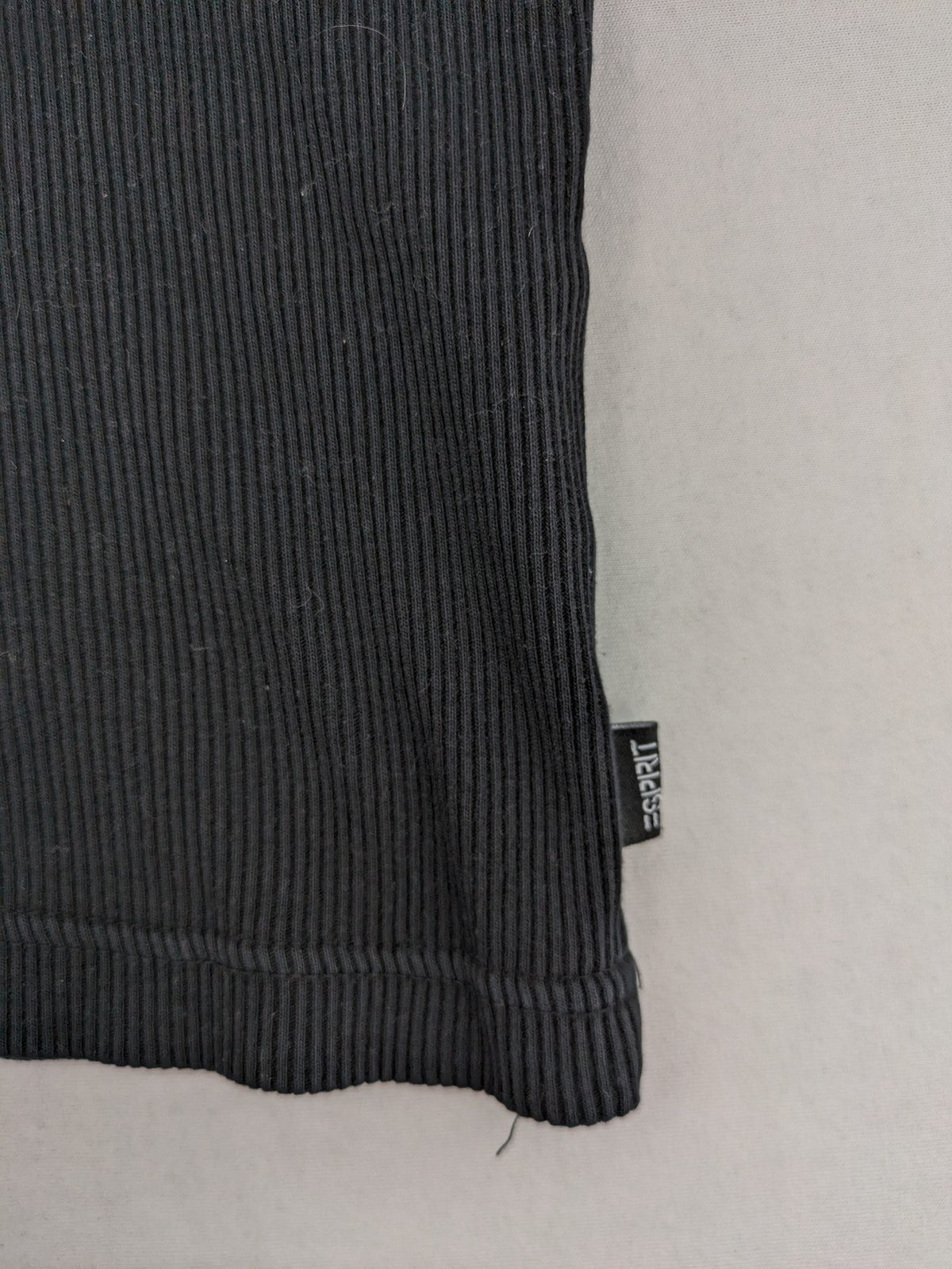 Esprit grey tank top with ruffled details and V-neck, made of soft ribbed cotton.
