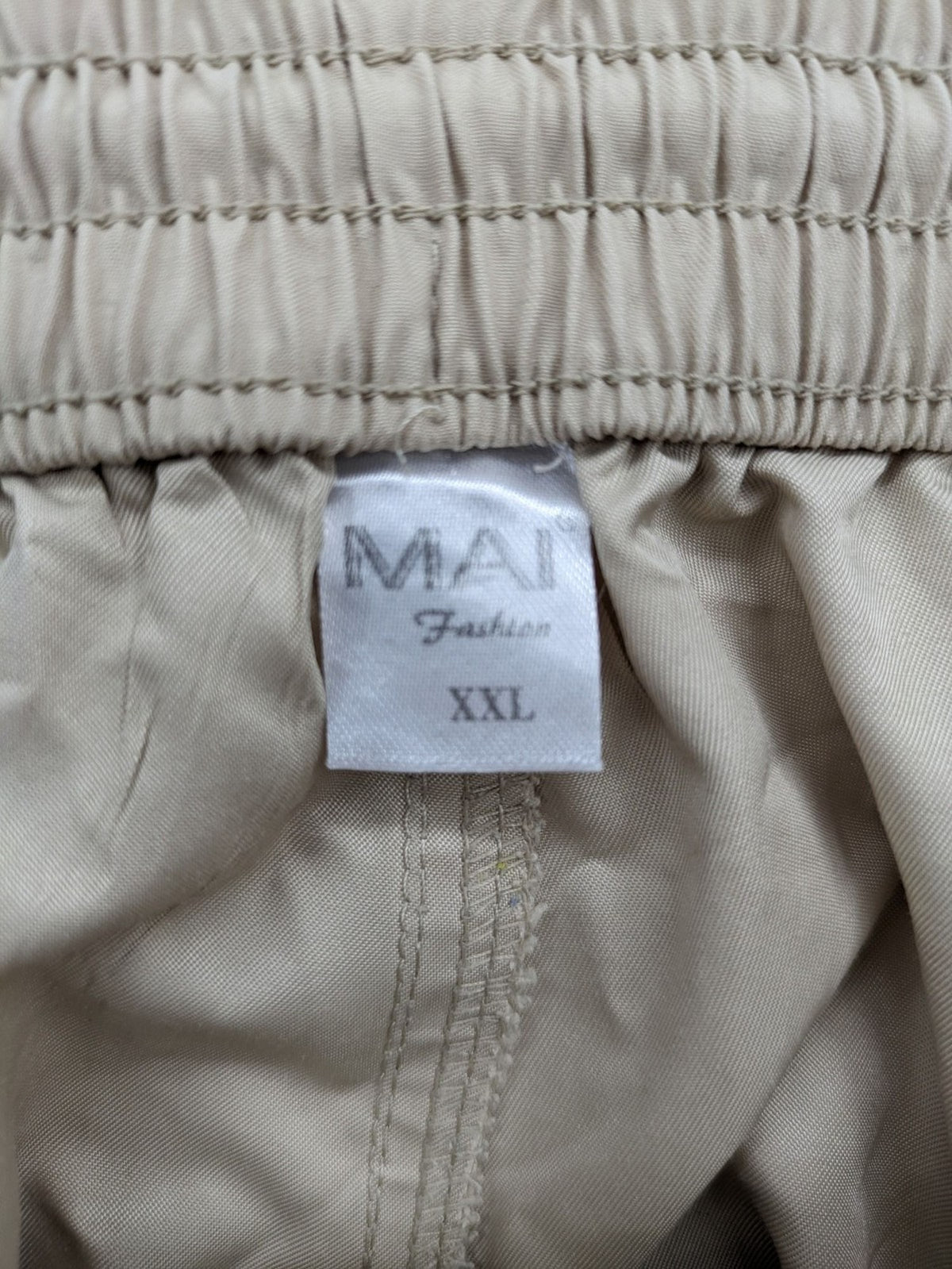 MAI Fashion beige cargo shorts with elastic waistband and spacious side pockets.