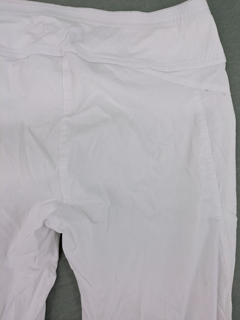 TREDY white capri pants with delicate floral embroidery and wide comfort waistband.