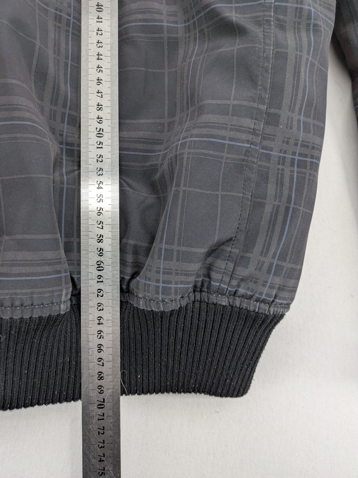 Jack & Jones grey checkered winter jacket with hood, quilted lining, and zip closure.