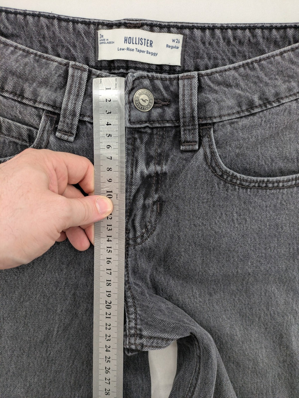 Hollister black tapered baggy jeans classic 5-pocket design with zipper and button closure.