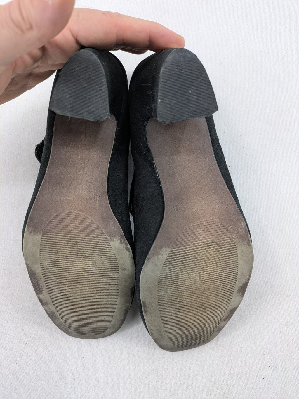 Elegante black high heels Mary Jane style with decorative button and block heel.