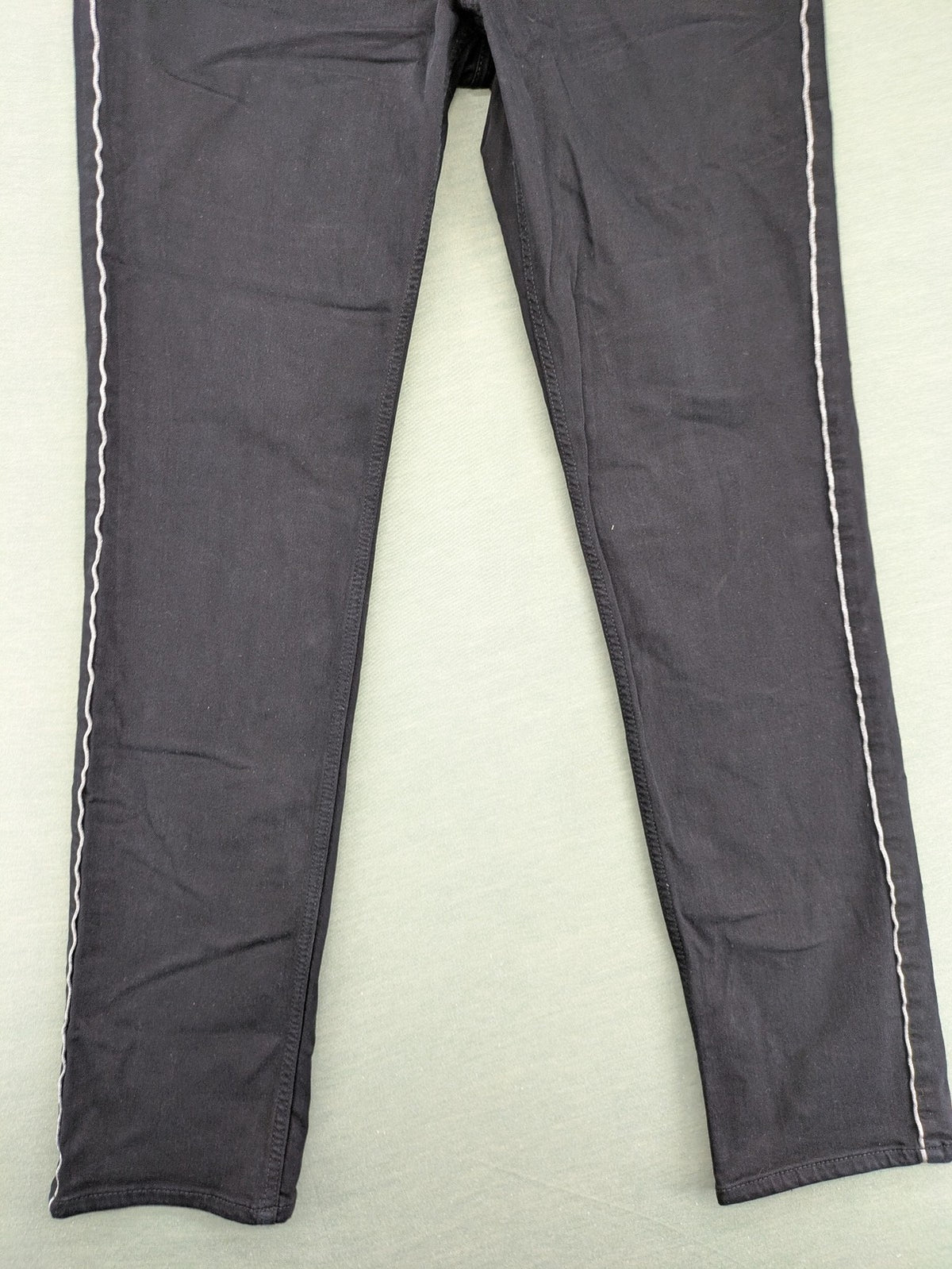 s.Oliver green straight jeans with white side stripe and classic 5-pocket style.