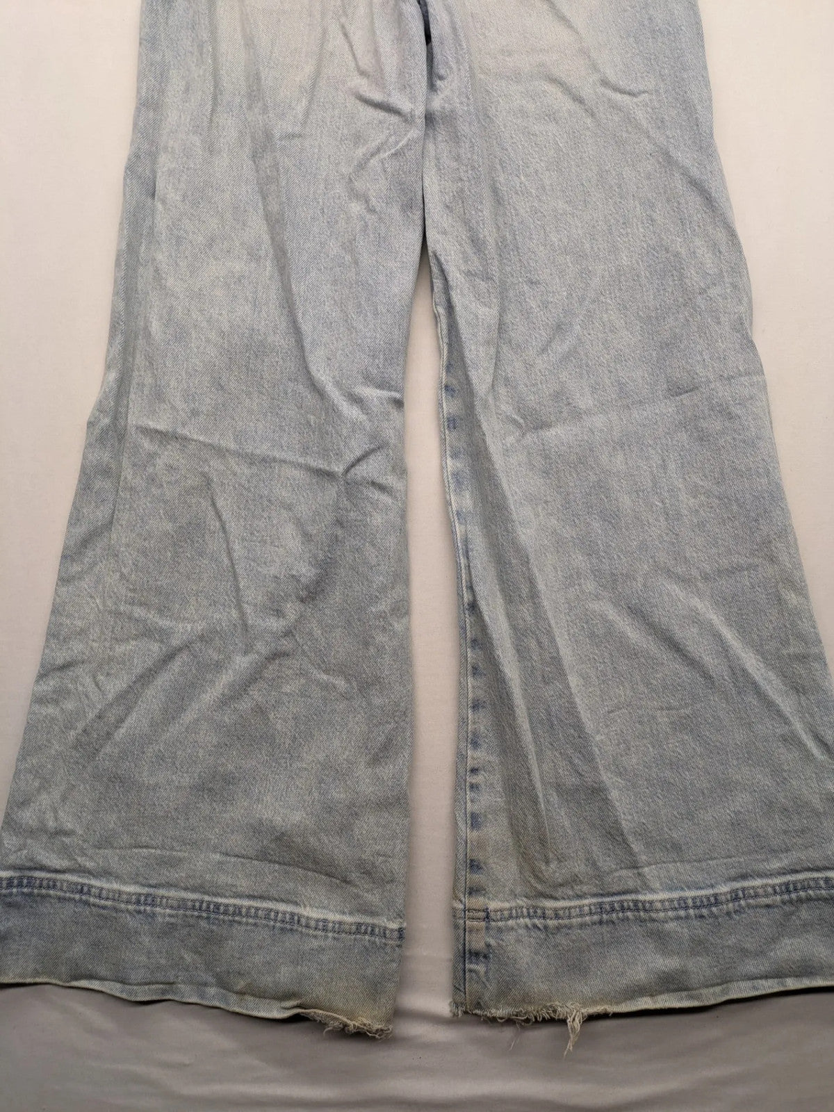 Hollister blue straight jeans ultra high-rise wide leg with frayed hem and classic five-pocket design.
