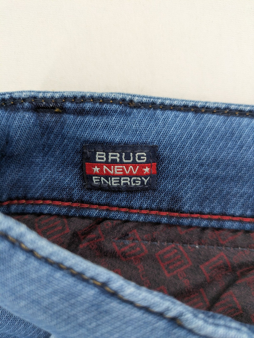 Herren blue denim cargo shorts with adjustable drawstring and multiple buttoned side pockets.