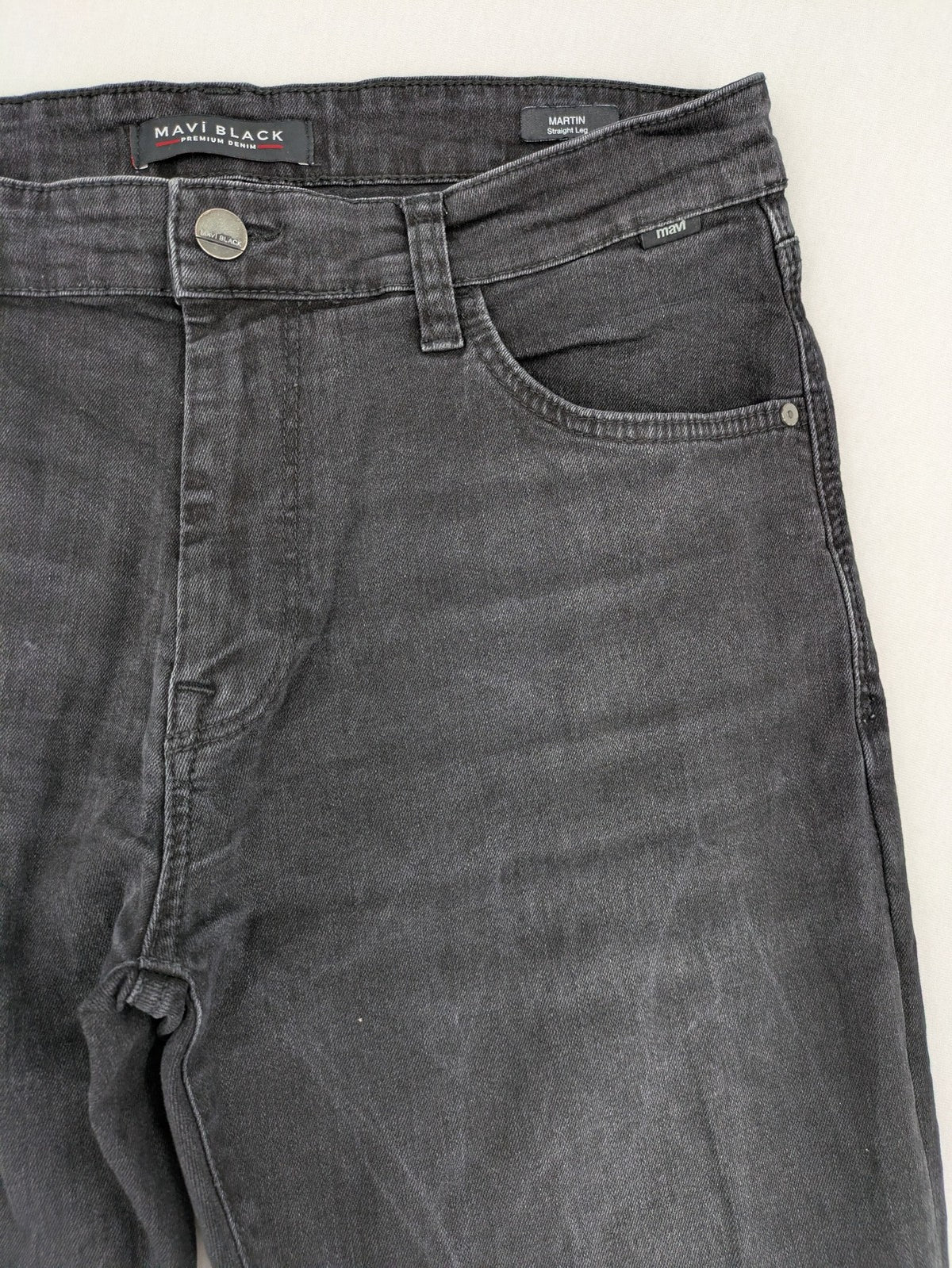 Mavi straight jeans black washed denim with subtle stretch and classic design.