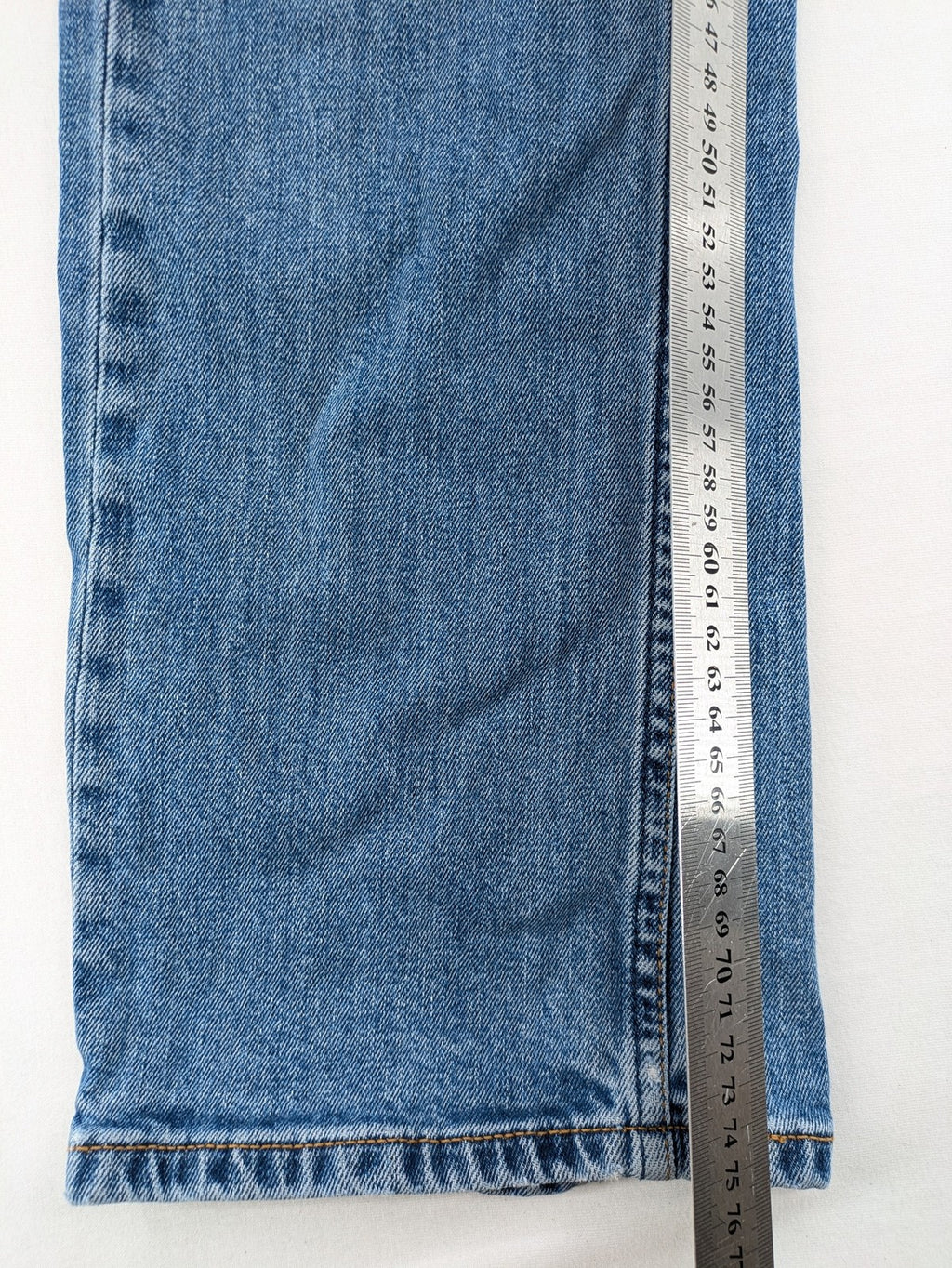 Mustang blue straight jeans with classic wash and durable denim material.