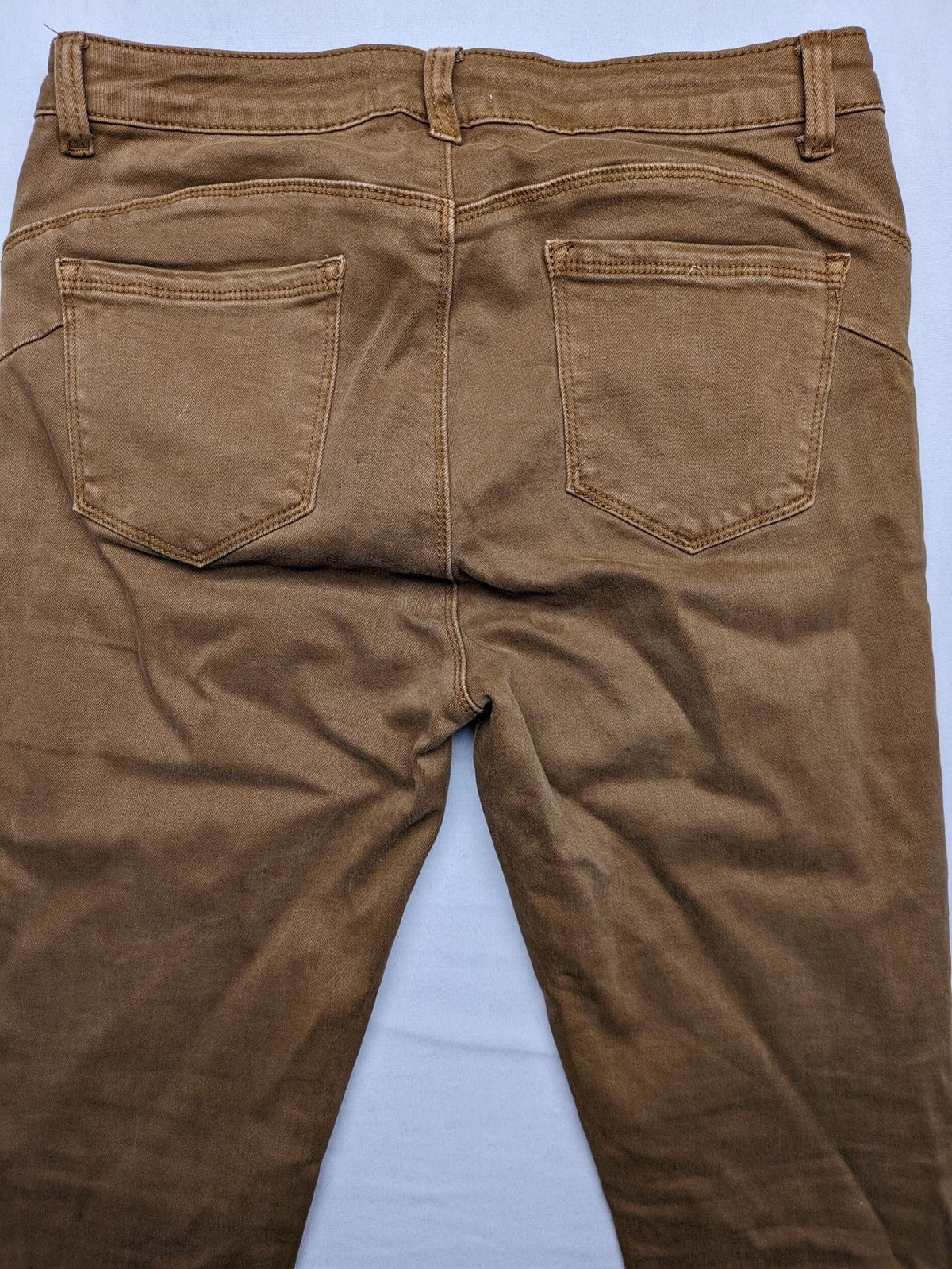Pin Up khaki skinny jeans classic 5-pocket design with zipper and button closure