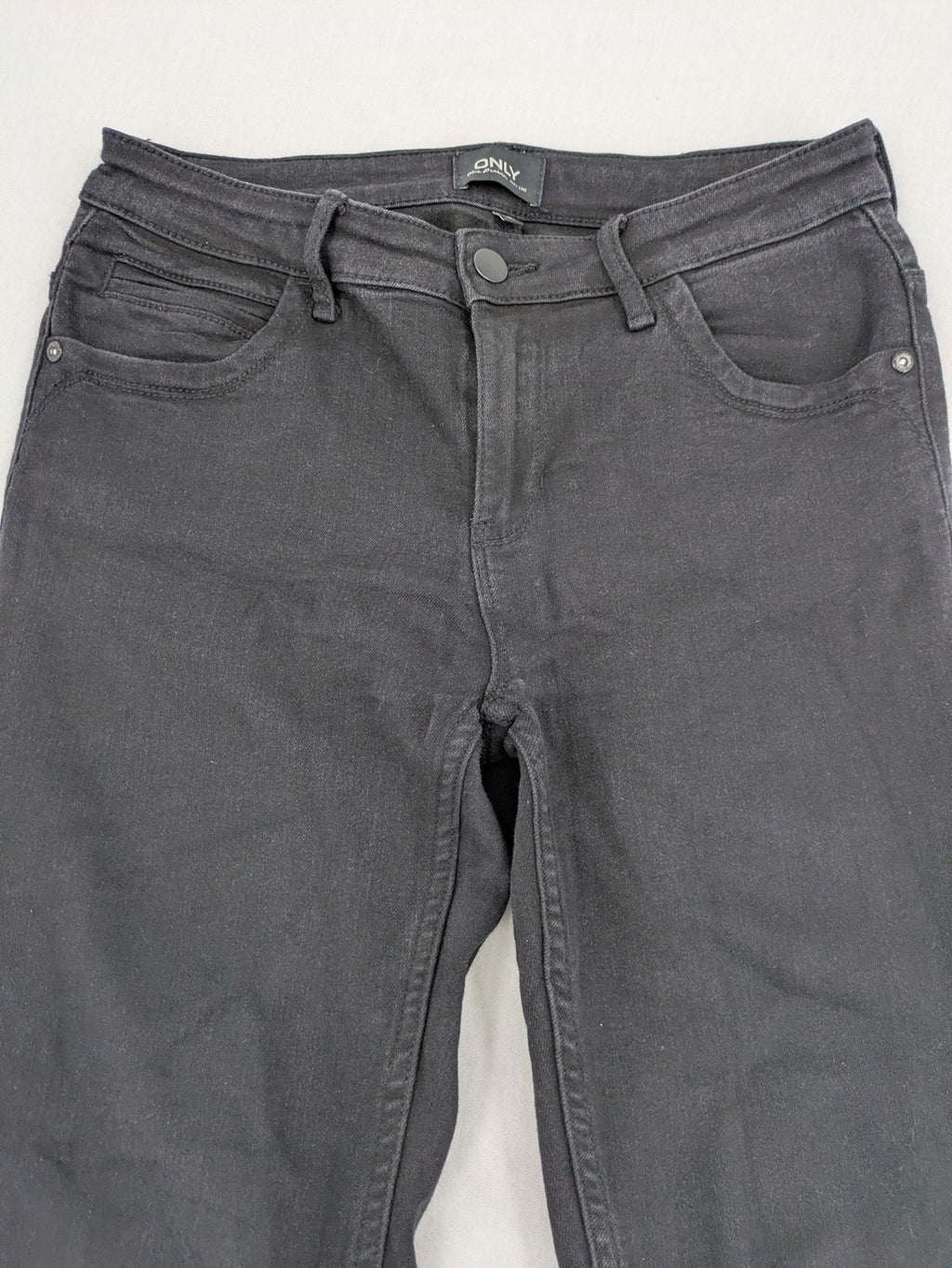 ONLY black skinny ankle jeans with zipper details and classic 5-pocket design.