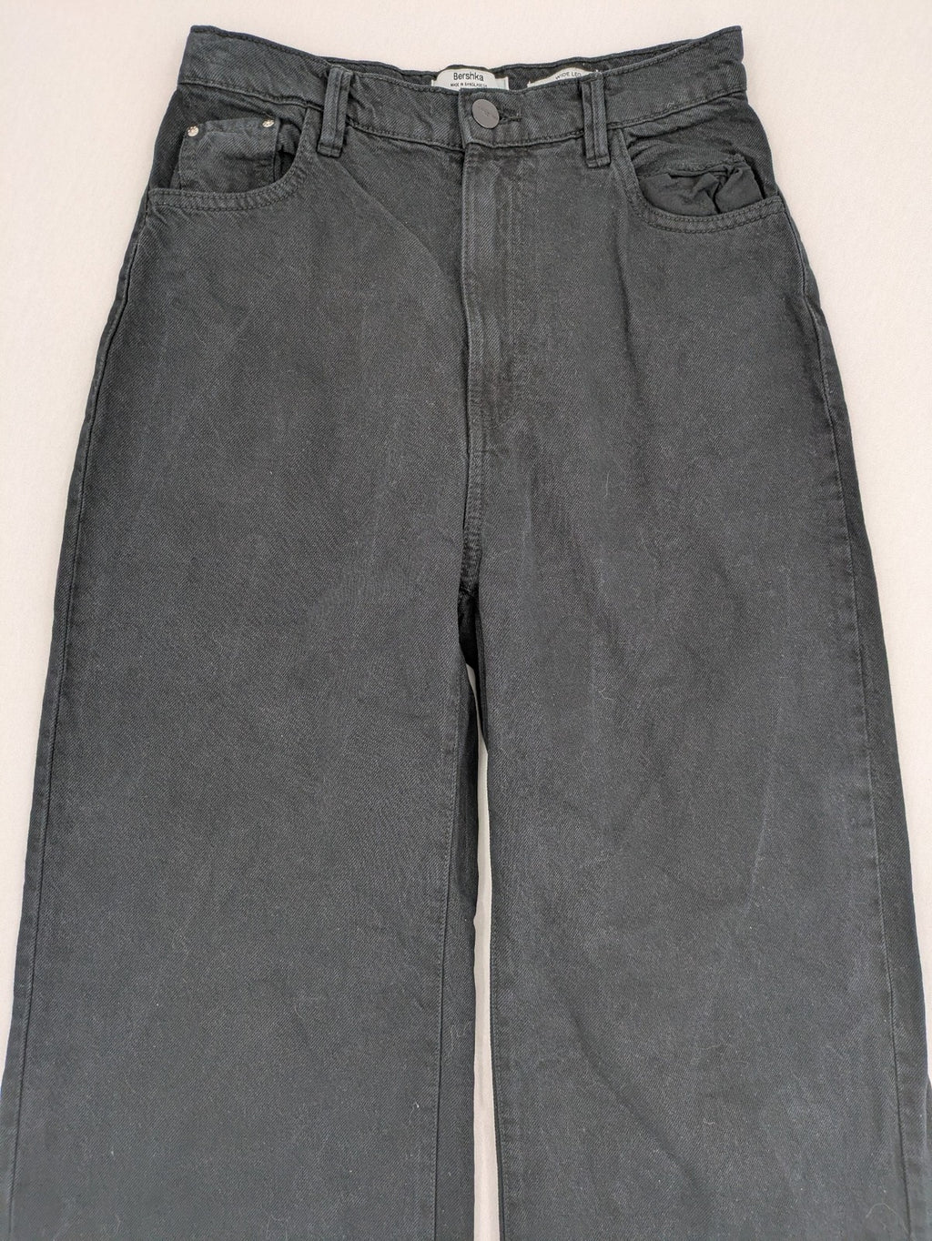 Bershka grey wide leg jeans high waist with classic 5-pocket design and button closure.