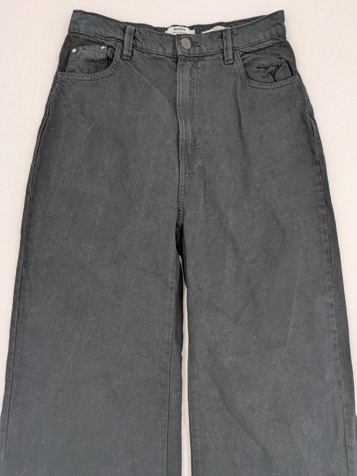 Bershka grey wide leg jeans high waist with classic 5-pocket design and button closure.
