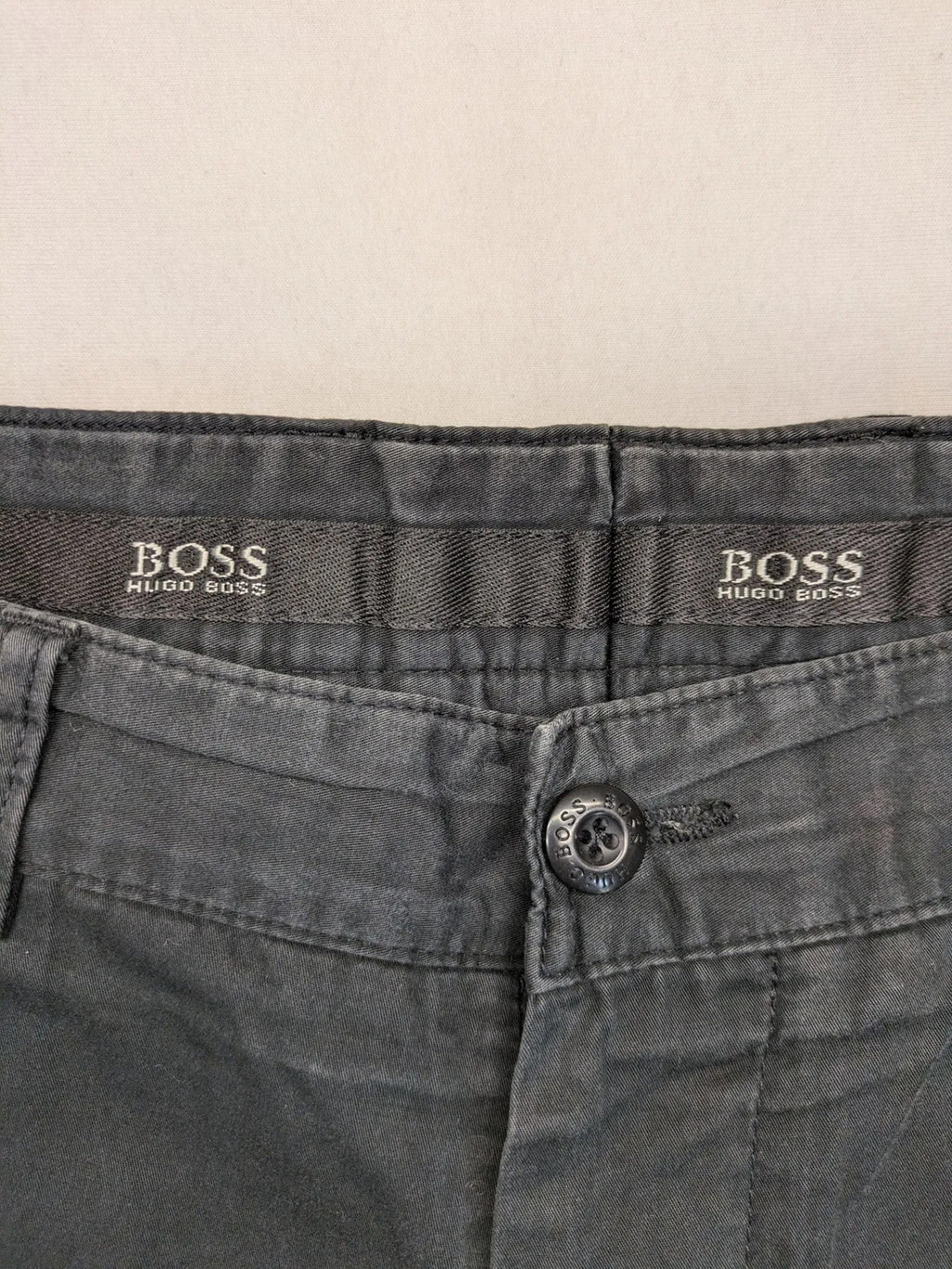 BOSS Hugo Boss grey chinos with button and zipper closure, classic design, 100% cotton.