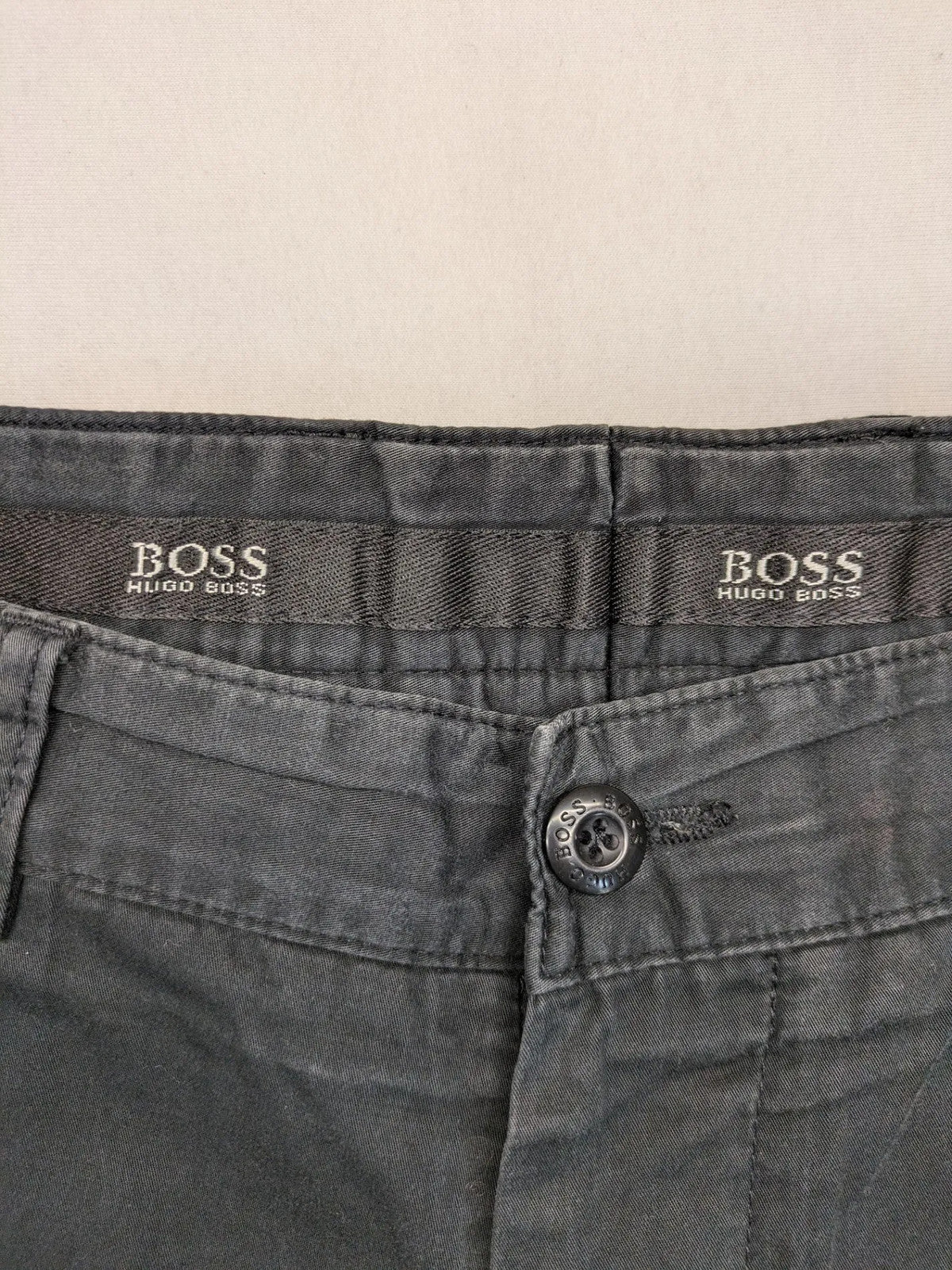 BOSS Hugo Boss grey chinos with button and zipper closure, classic design, 100% cotton.