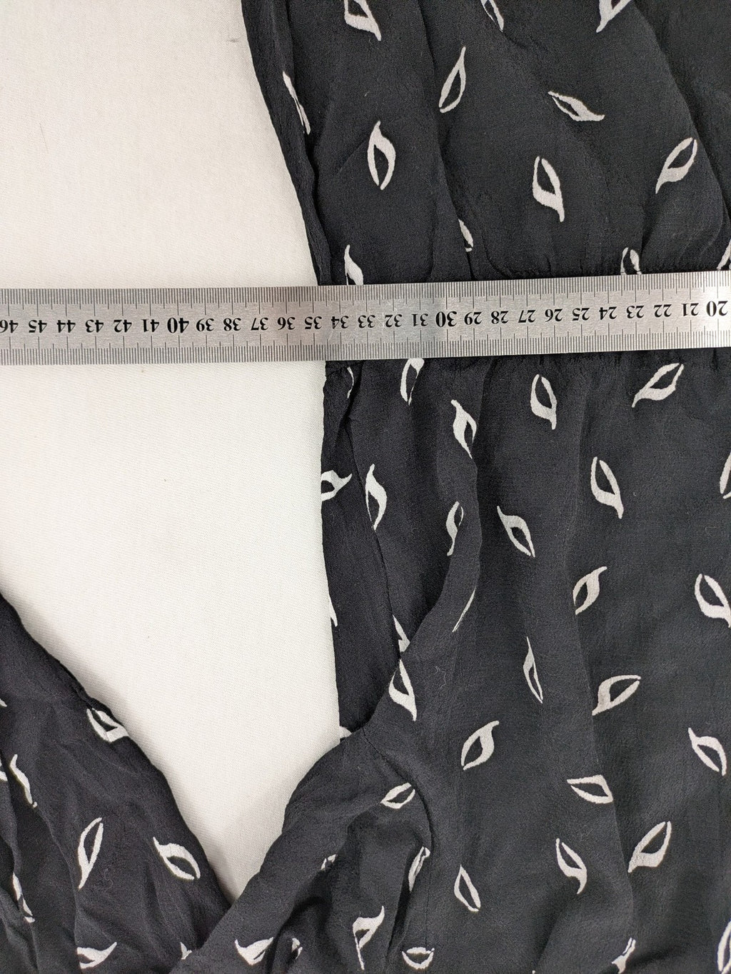 H&M grey and white dress with leaf print, V-neck, long sleeves, elastic cuffs.