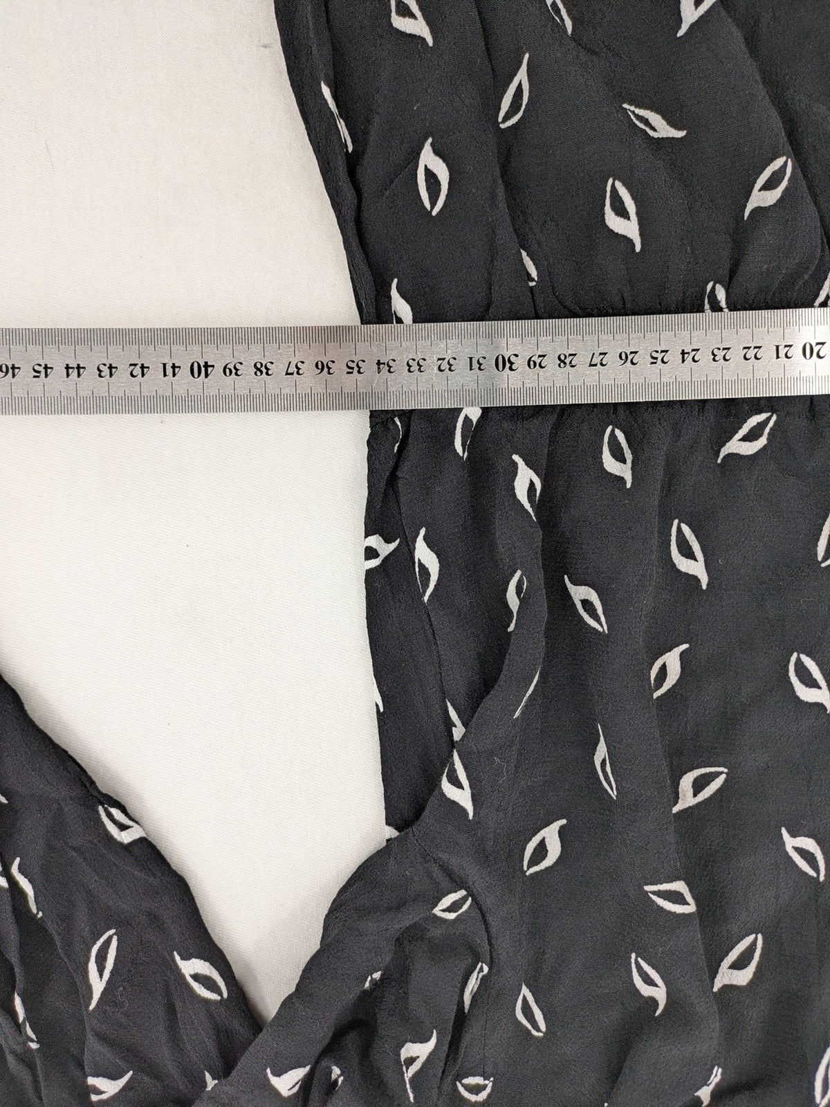 H&M grey and white dress with leaf print, V-neck, long sleeves, elastic cuffs.