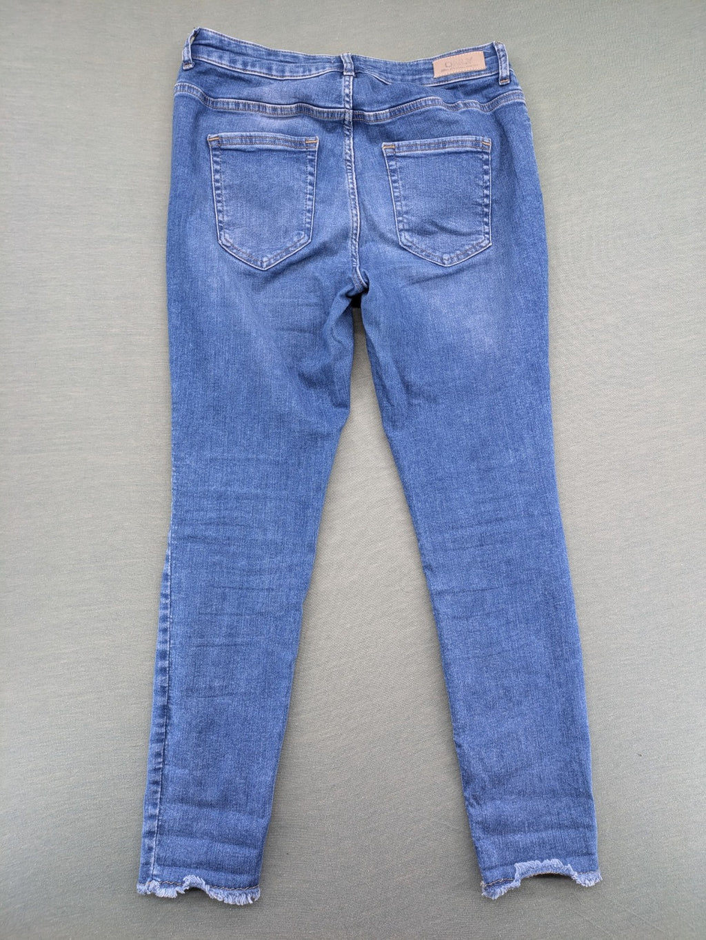 ONLY blue skinny jeans with frayed raw hem and classic 5-pocket design.