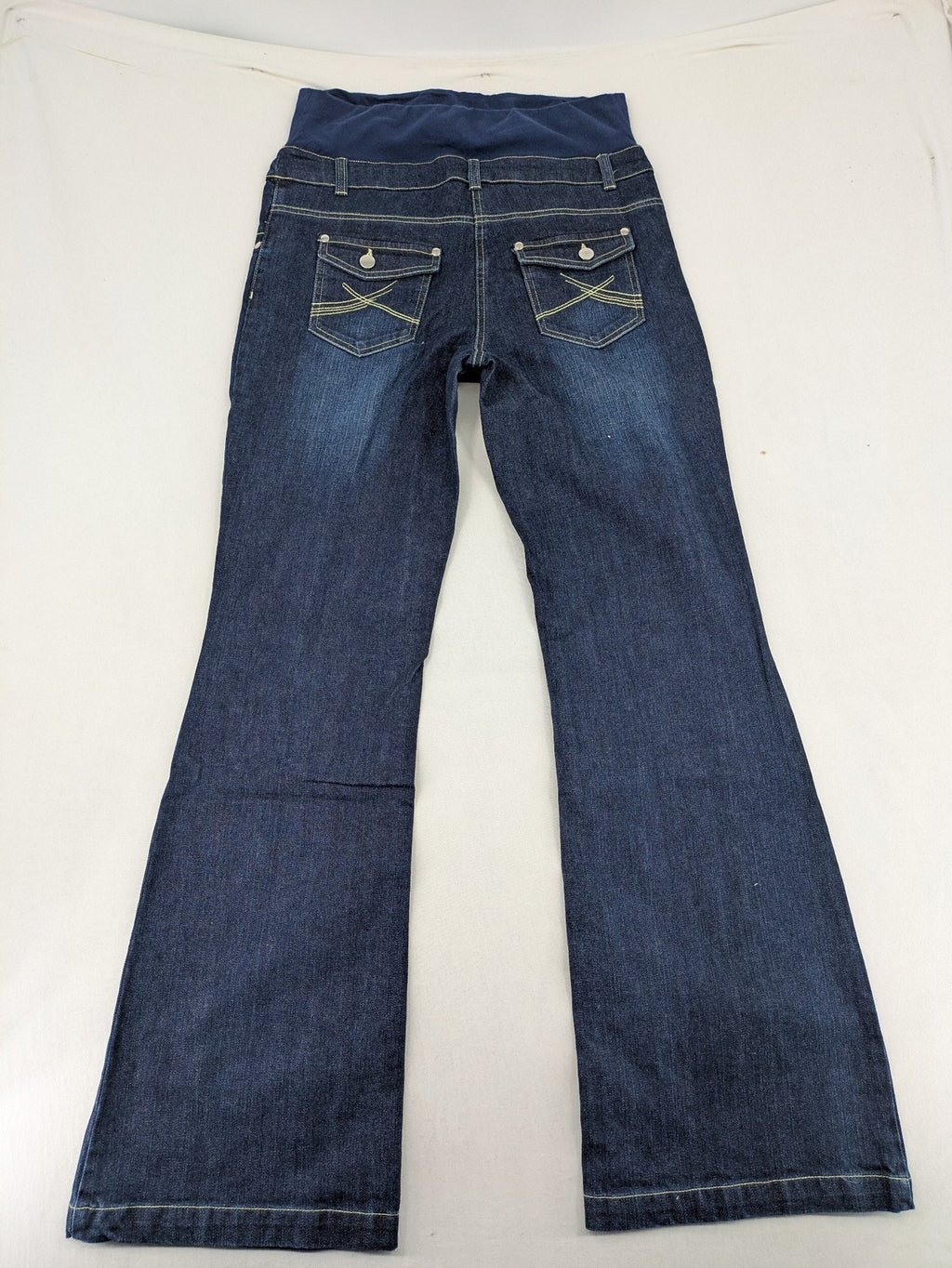 Damen blue bootcut maternity jeans with over-the-belly elastic waistband and classic wash.