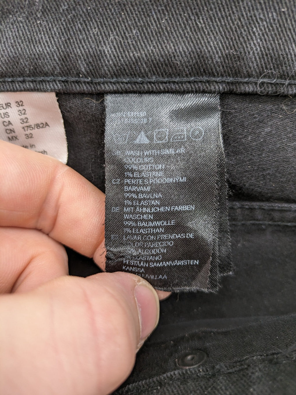 H&M Divided black skinny jeans low waist 5-pocket style with stretch denim material.