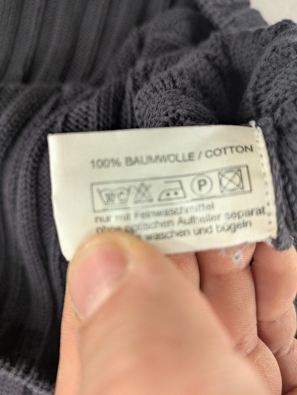Baumwolle grey turtle neck jumper with cable knit pattern and 3-button collar.
