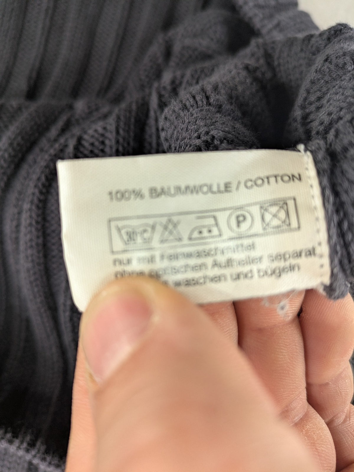 Baumwolle grey turtle neck jumper with cable knit pattern and 3-button collar.