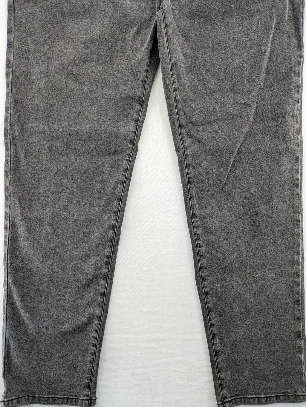 Damen grey maternity pants with black elastic belly band and stretch fabric.