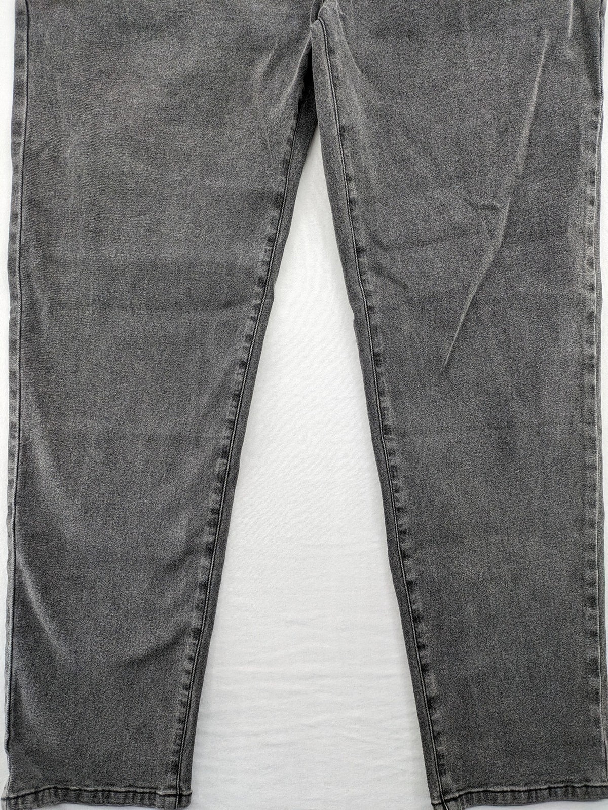 Damen grey maternity pants with black elastic belly band and stretch fabric.