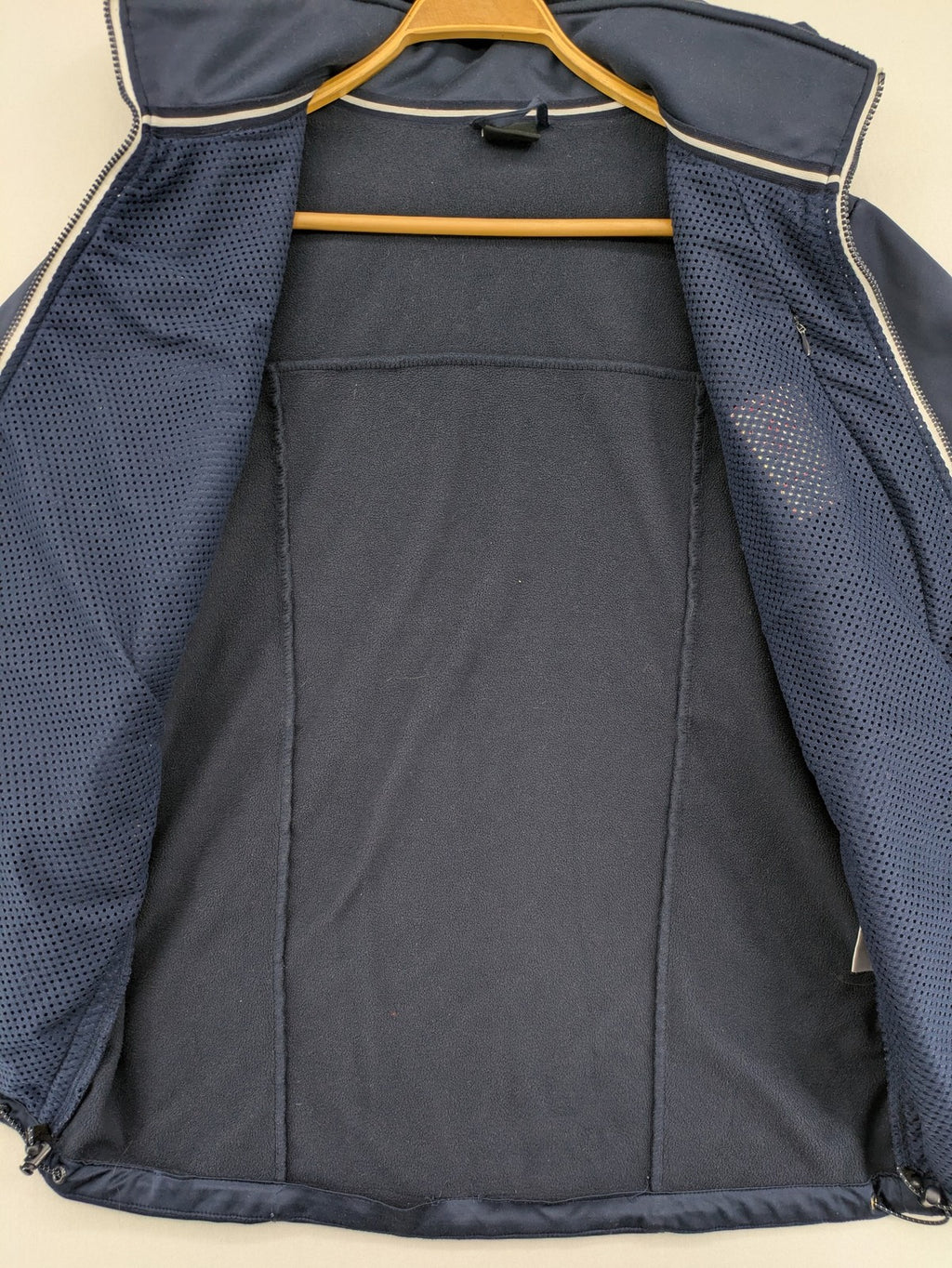 James & Nicholson beige softshell jacket with fleece lining and embroidered Ronin Düsseldorf patch.