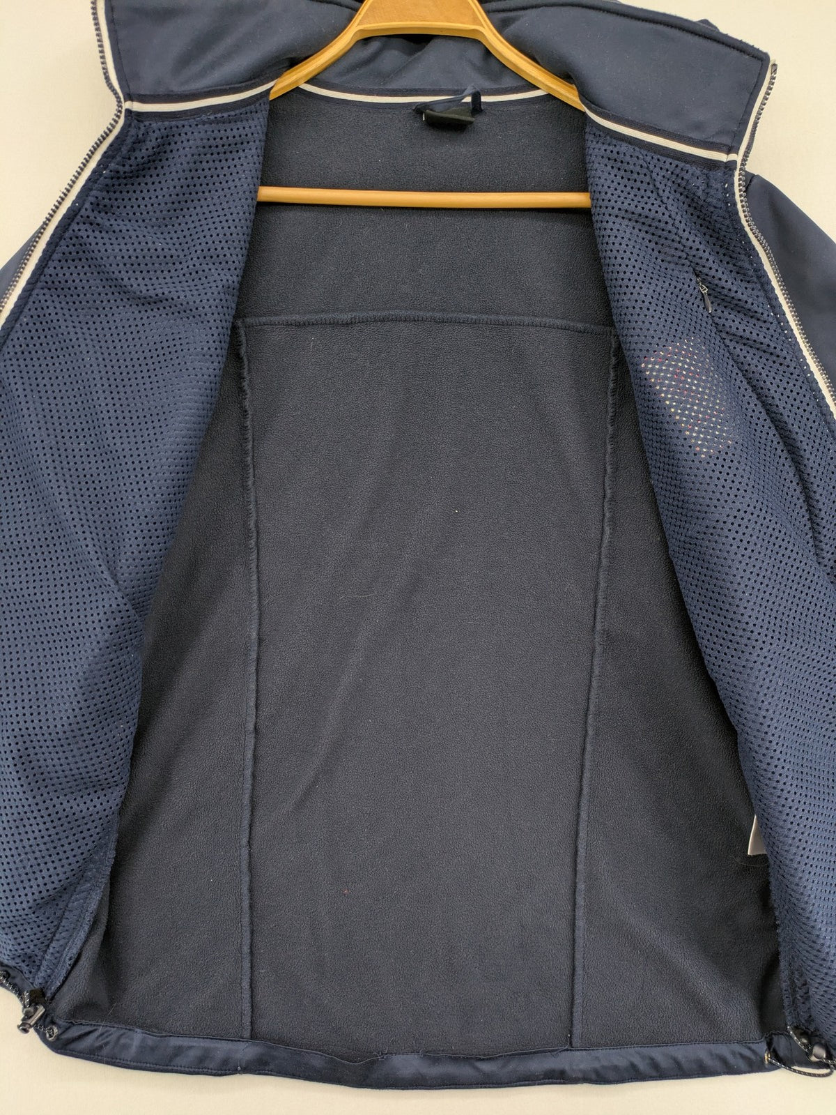 James & Nicholson beige softshell jacket with fleece lining and embroidered Ronin Düsseldorf patch.
