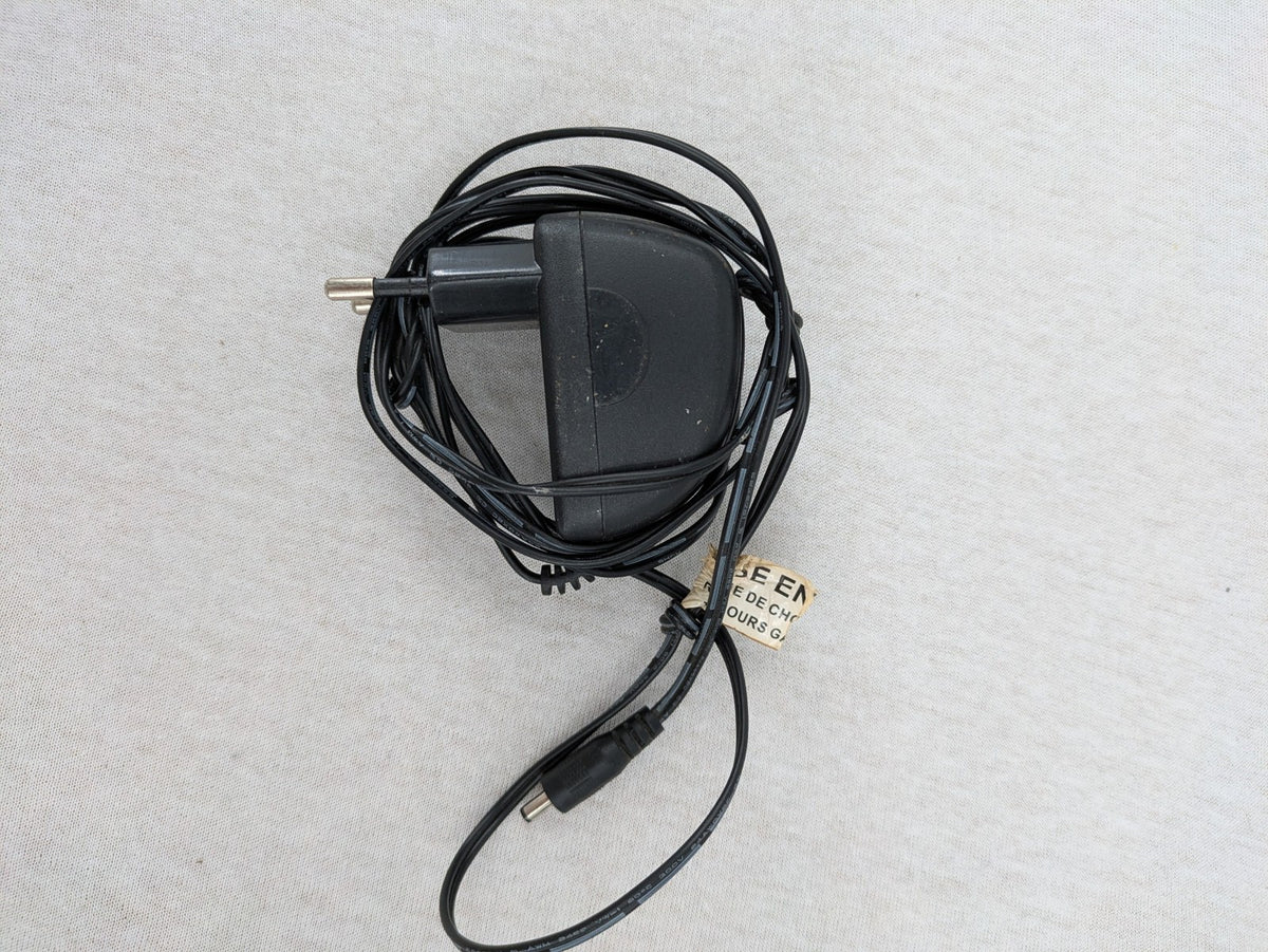 Strong DVB-T2 receiver black with logo, includes ISY ITA-750 antenna and power supply.