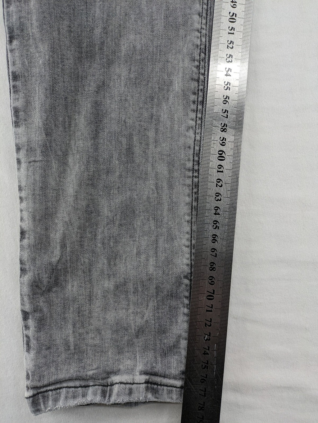 Cross Jeans grey straight jeans slim fit with classic 5-pocket design and used look.