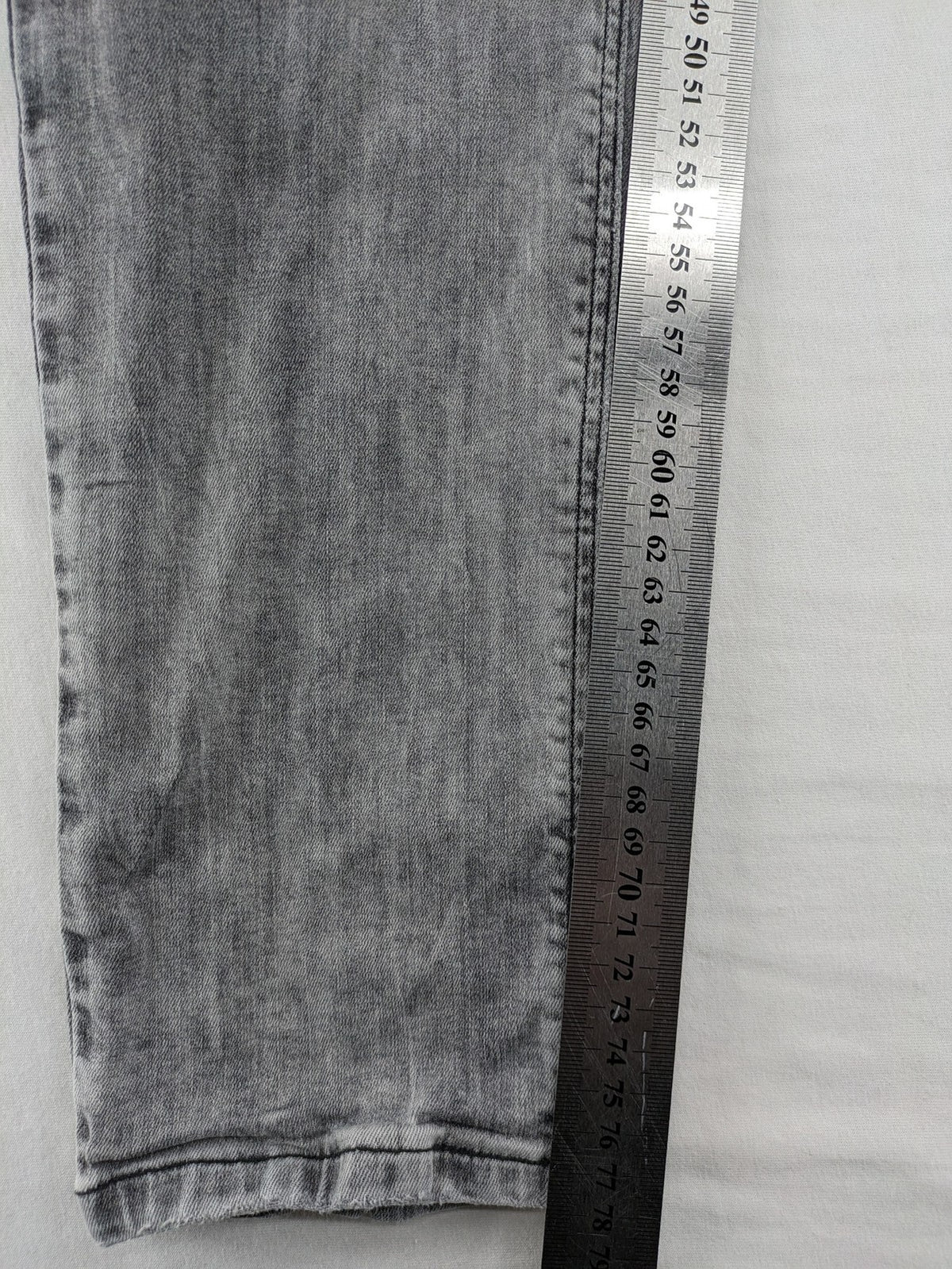 Cross Jeans grey straight jeans slim fit with classic 5-pocket design and used look.