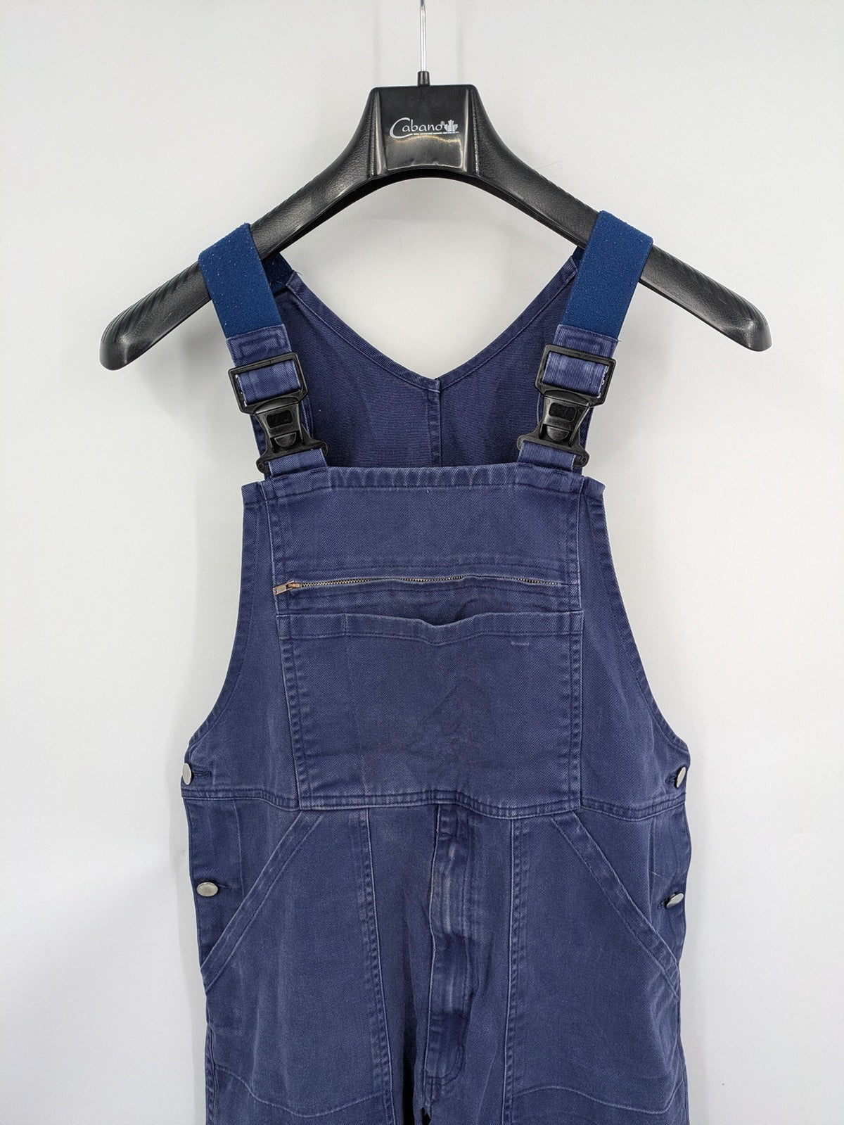 Baumwolle navy pants adjustable straps, zipper chest pocket, durable cotton material.